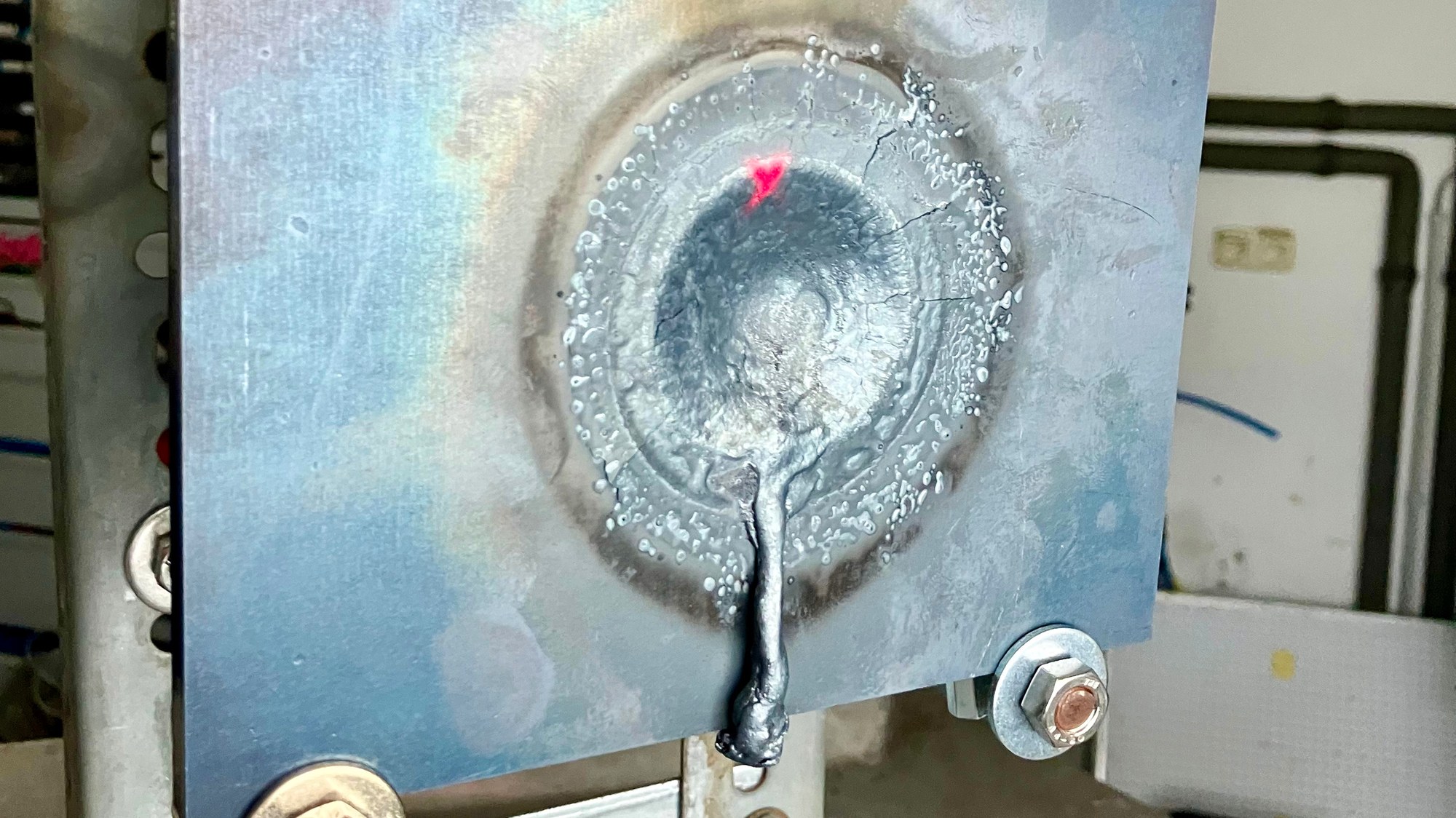 Eine Stahlplatte hat eine Kuhle.