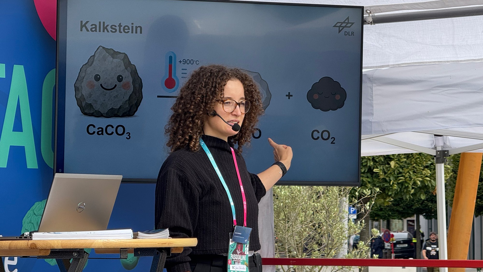 Jana Barabas gab einen Einblick in die technologischen Ansätze des DLR bei der Kalzinierung, ein CO₂-intensiver Teilschritt bei der Zementherstellung.