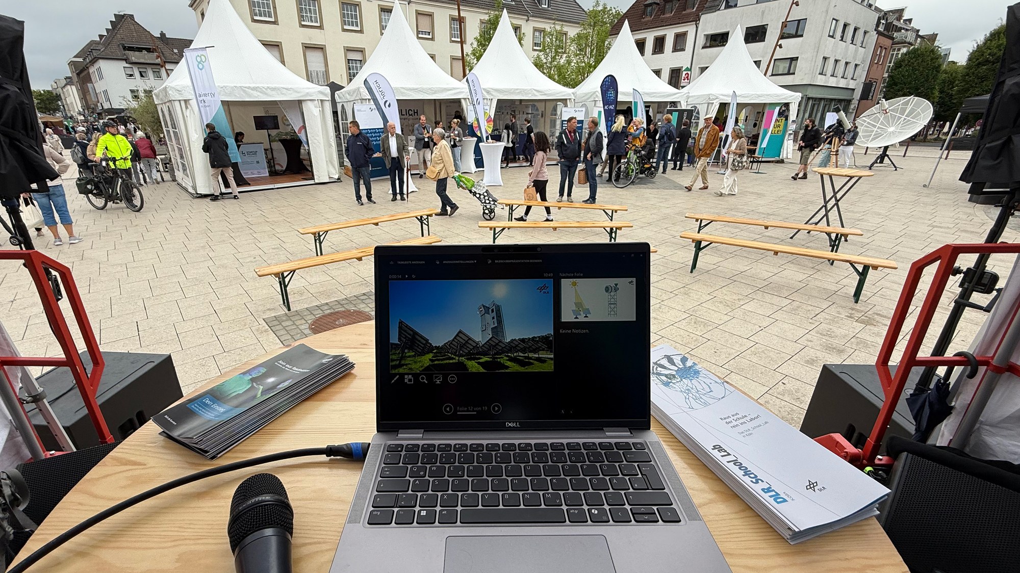 Ein Blick von der Bühne aus auf den Science Bereich des Festivals