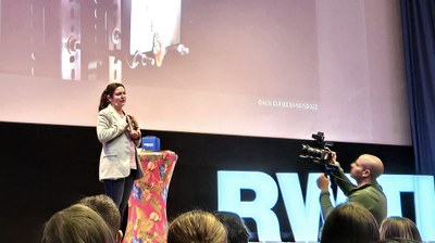 Anika Weber präsentiert ein Exponat, das verdeutlicht, wie konzentrierte Sonnenstrahlen eine massive Stahlplatte bei über 1.000 Grad Celsius innerhalb weniger Sekunden durchdringen kann.