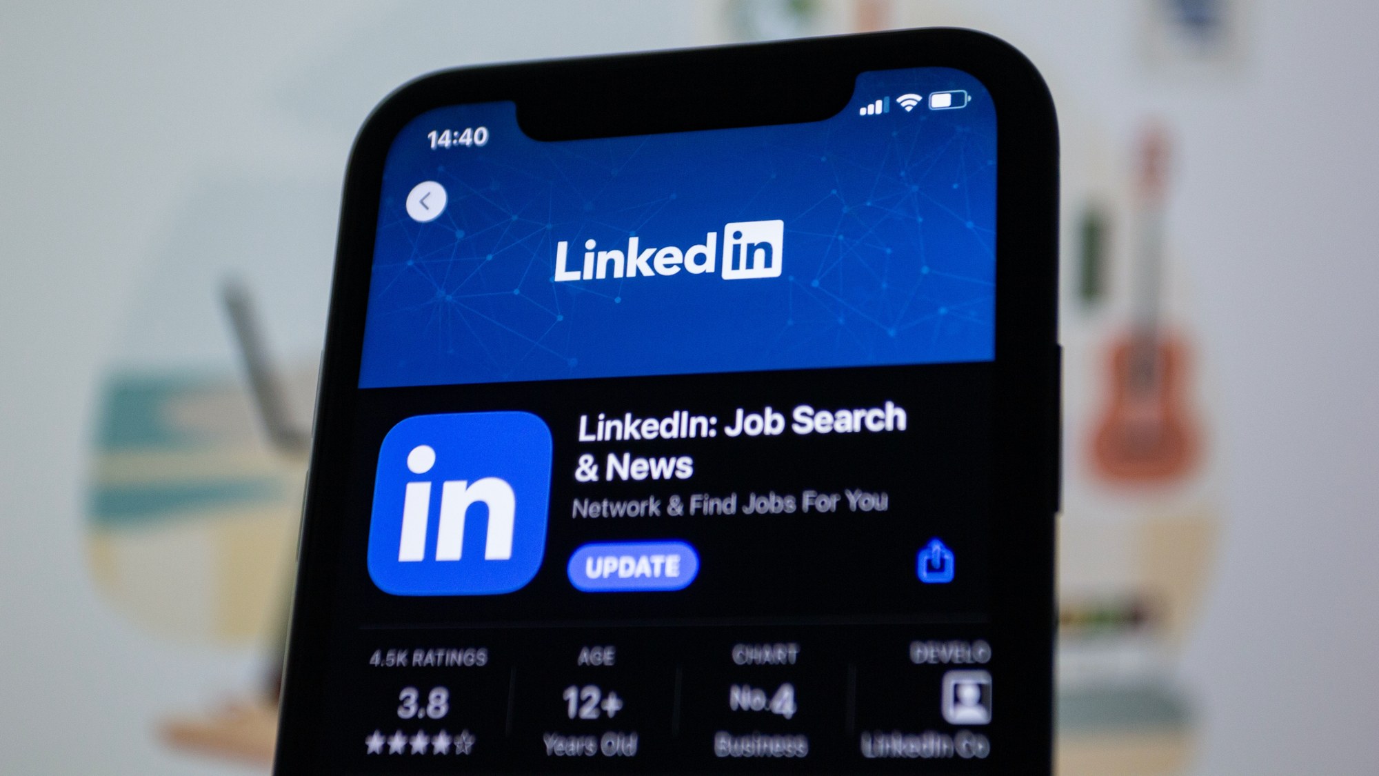Ein Handy mit geöffnetem App-Store, auf dem die LinkedIn-App zu sehen ist.