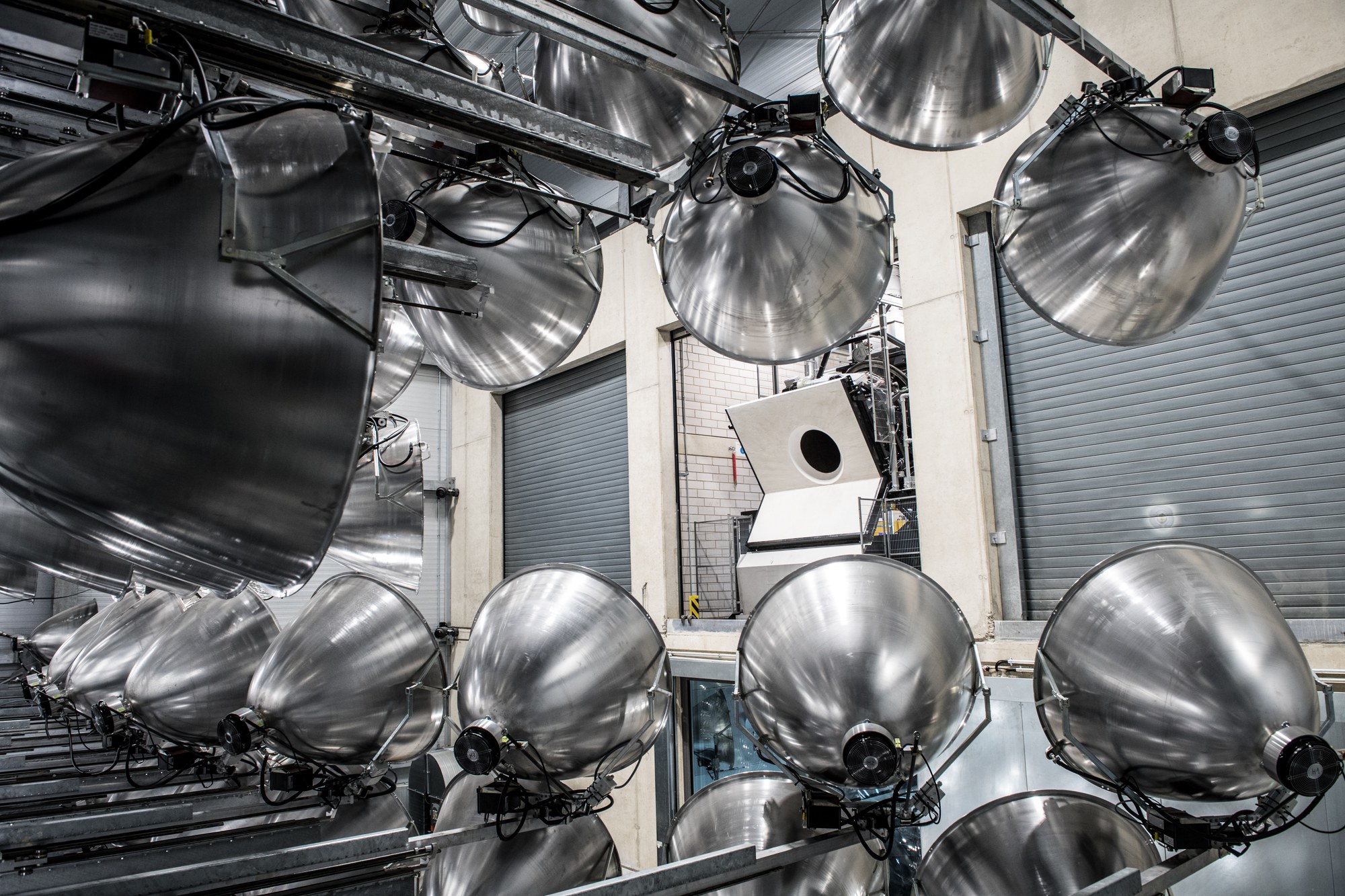 Ein Blick durch die Lampen des Synlight in eine der drei Testkammern
