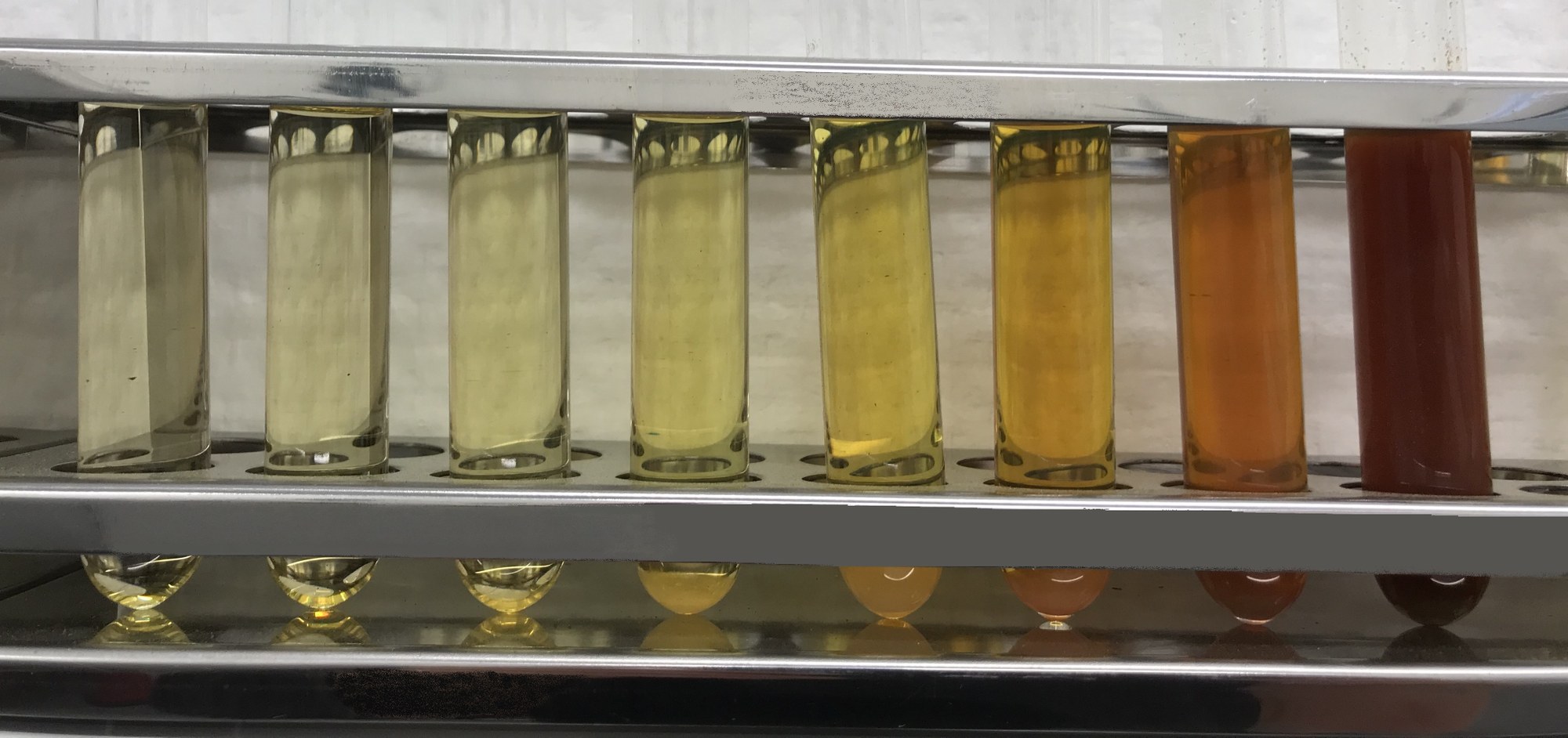 Eine Aufreihung von Proben einer Biphenyl-Diphenylether-Mischung