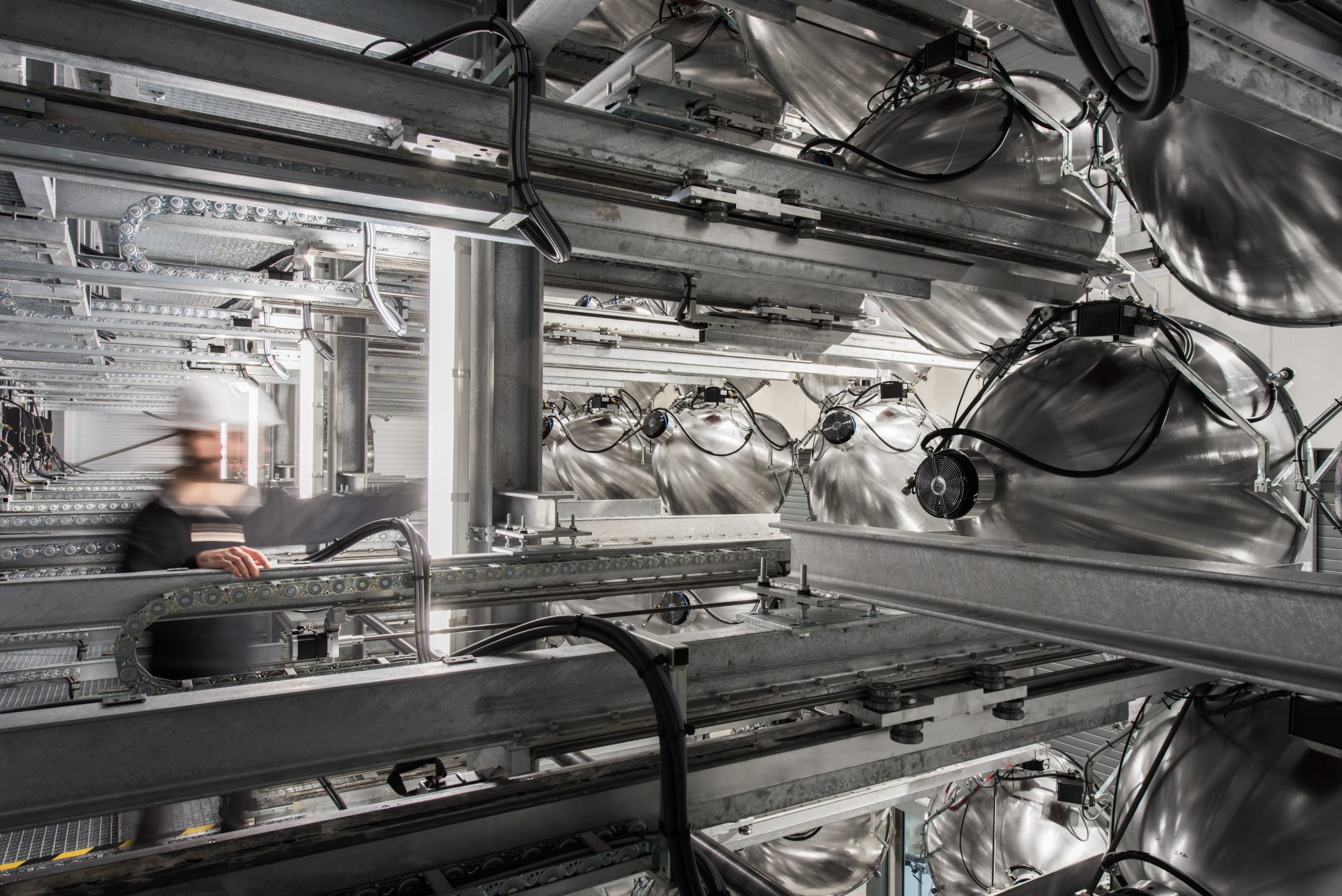 Ein Blick auf die beweglichen Steuerungseinheiten hinter den Hochleistungsstrahlern des Synlight