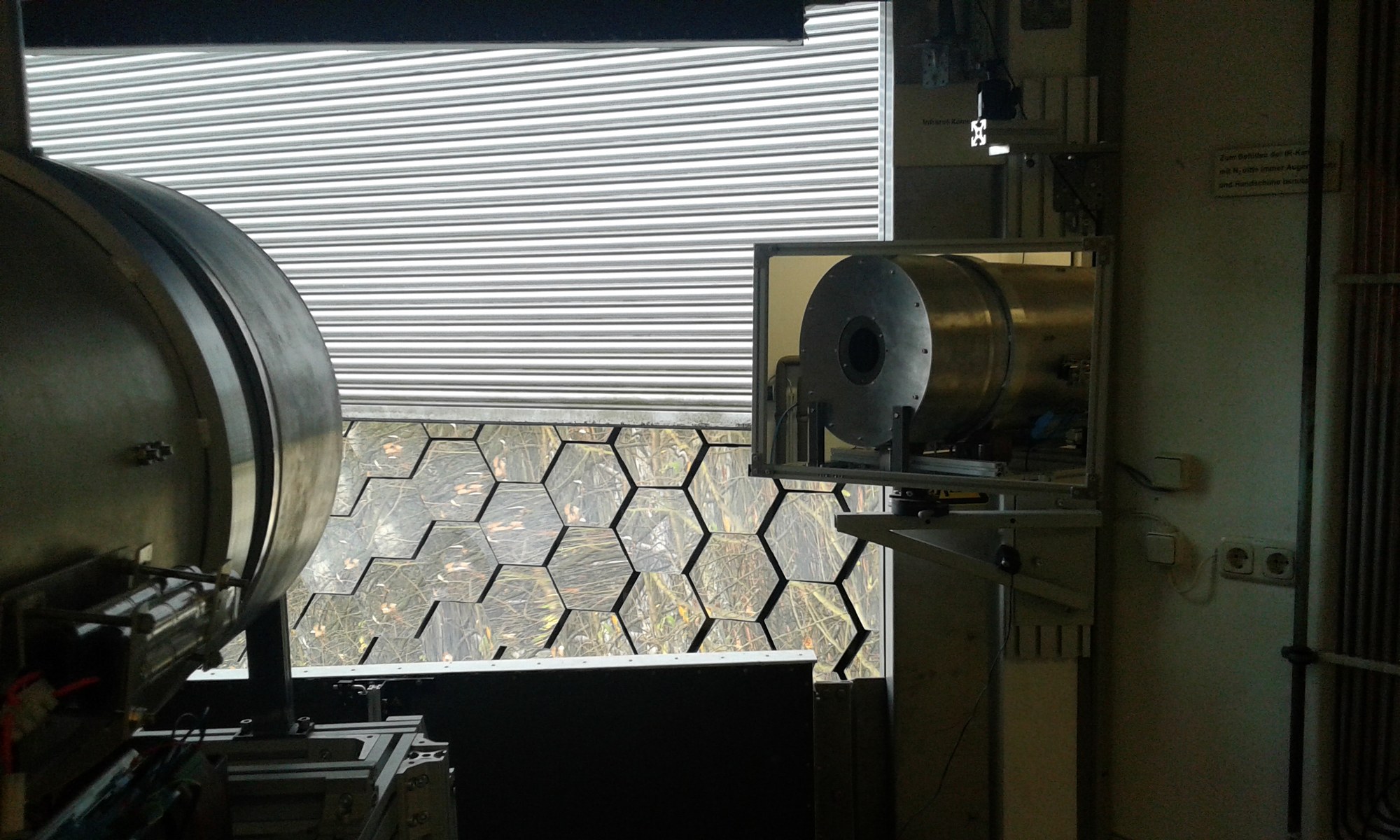 Blick auf den Reaktor für die solar-betriebene Umwandlung von Kalziumcarbonat in Kalziumoxid und Kohlendioxid im Hochflussdichte-Sonnenofen