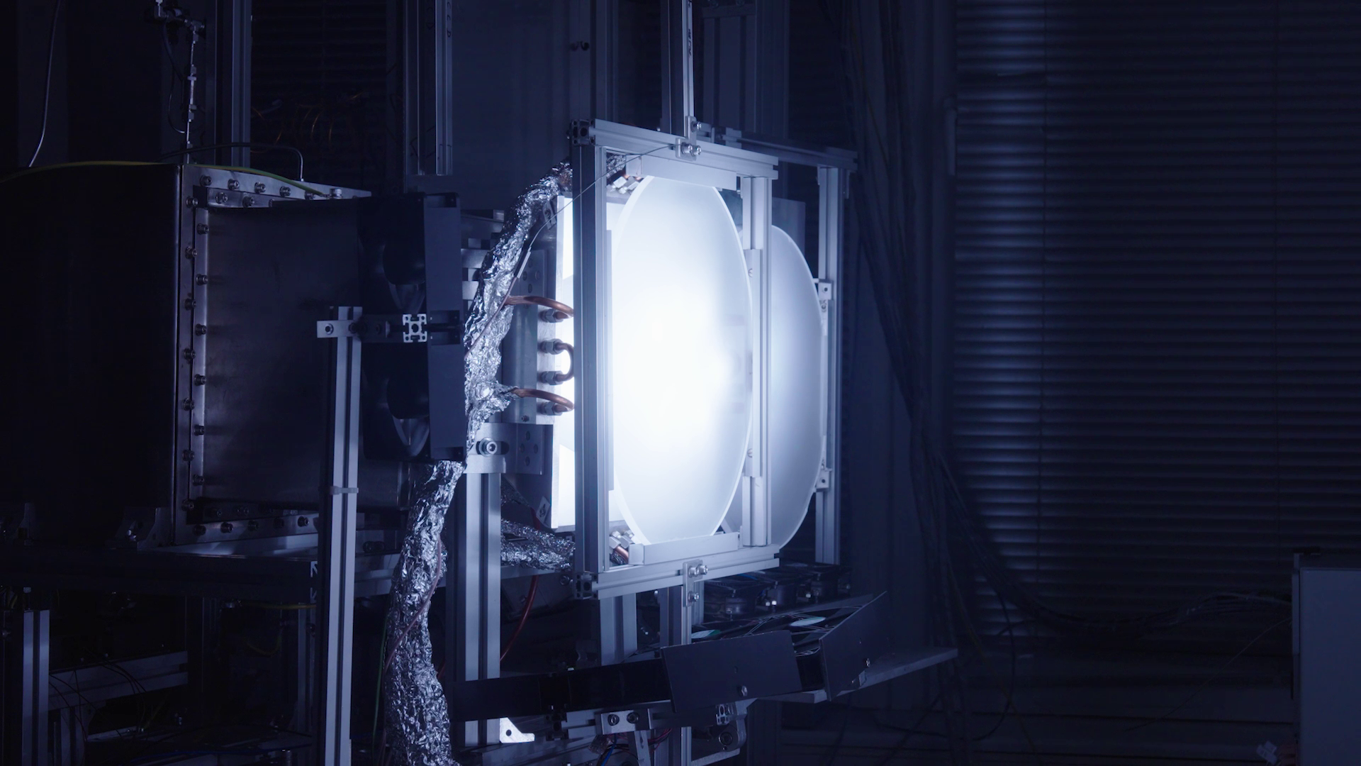 Die mit künstlichem Sonnenlicht bestrahlten Reaktoren des FlowPhotoChem Projektes