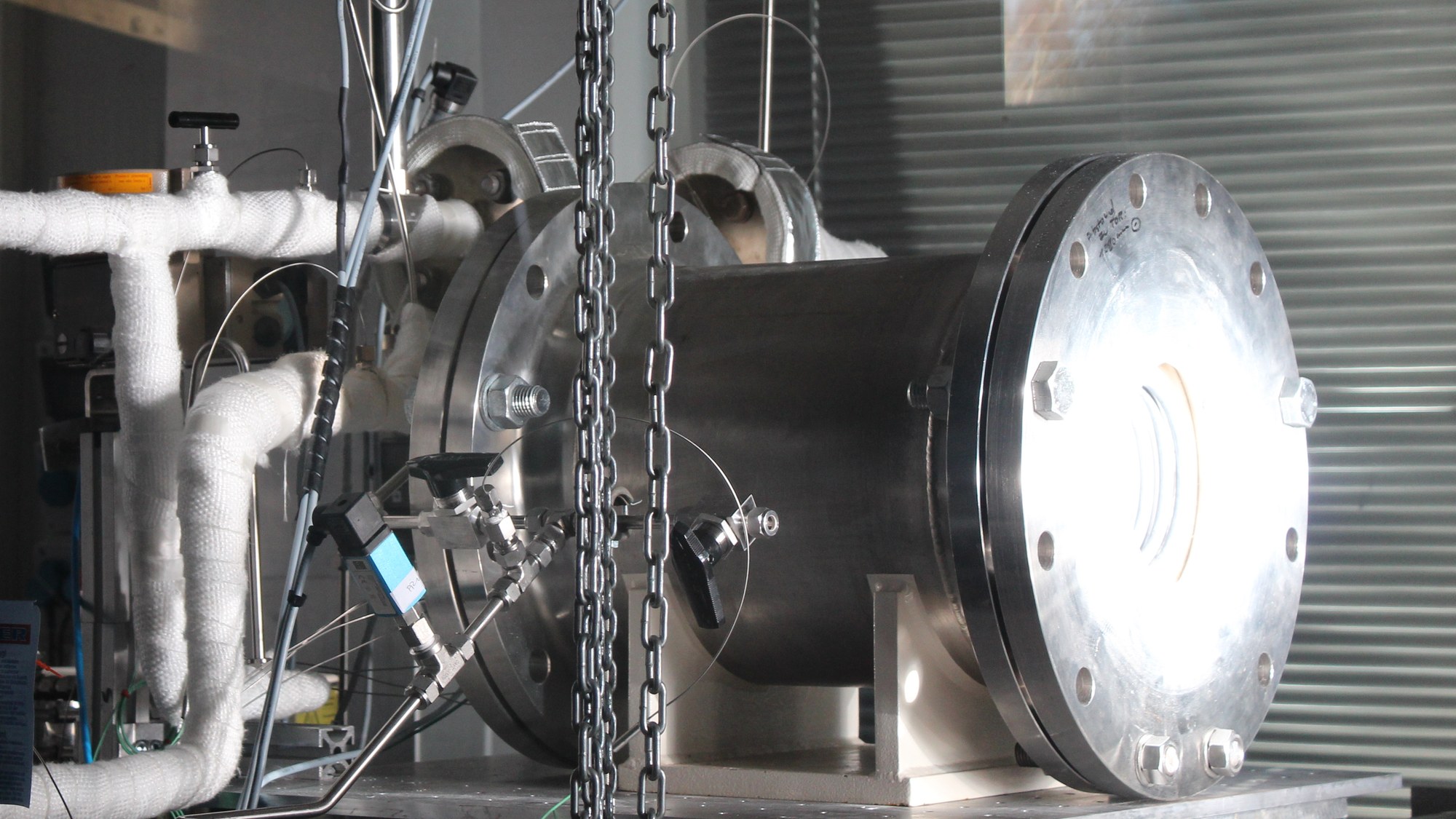 Ein Versuchsaufbau im Projekt SOL der Institute für Future Fuels und Technische Thermodynamik wird bestrahlt.