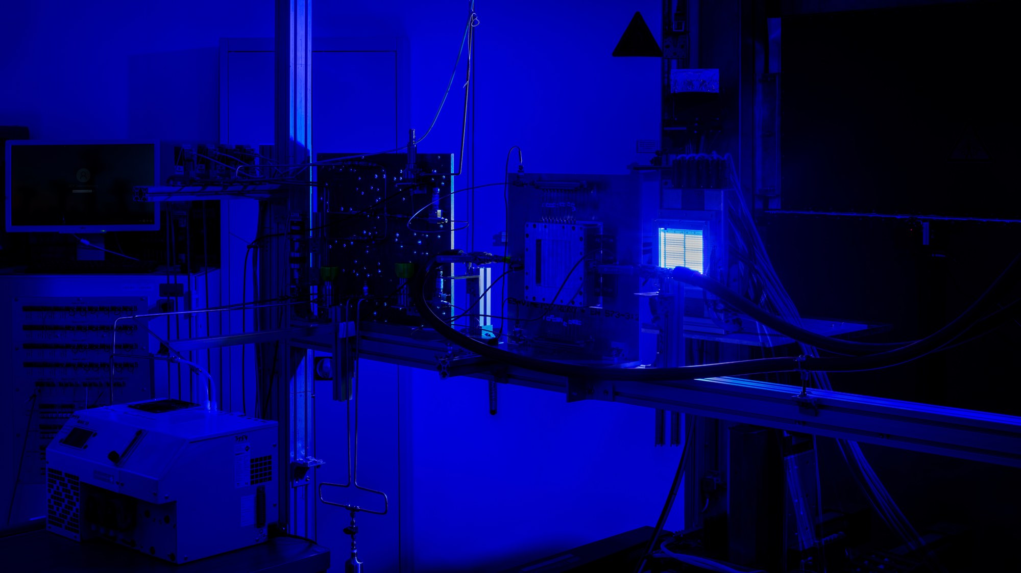 Der SPOTLIGHT-Receiver wird bei niedriger Leistung mit der blauen LED bestrahlt.