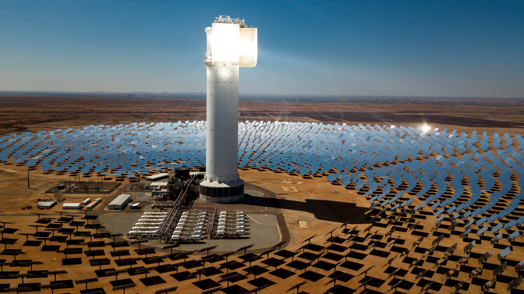 Luftaufnahme von Heliostaten und Turm am Khi Solar One, Südafrika