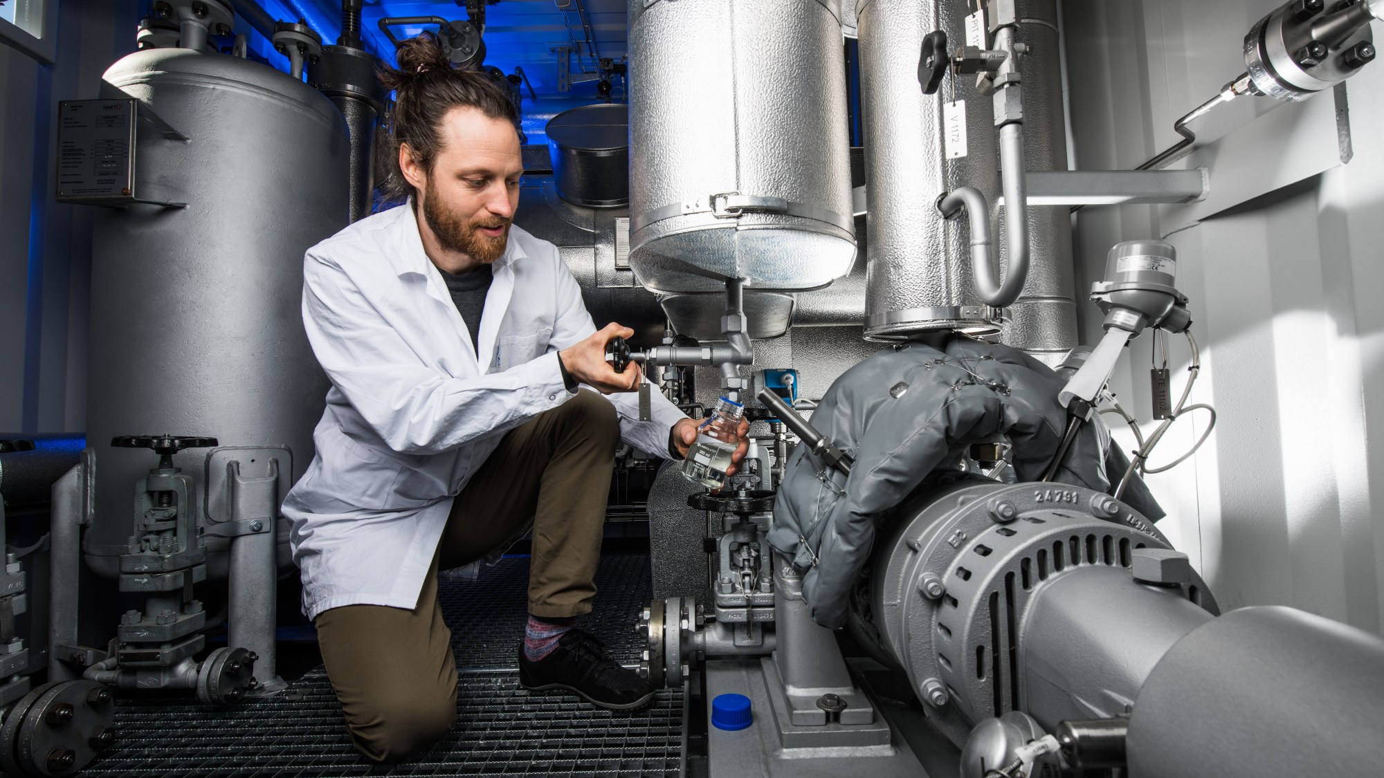 Ein Wissenschaftler entnimmt im MOPUW eine Thermoöl-Probe.