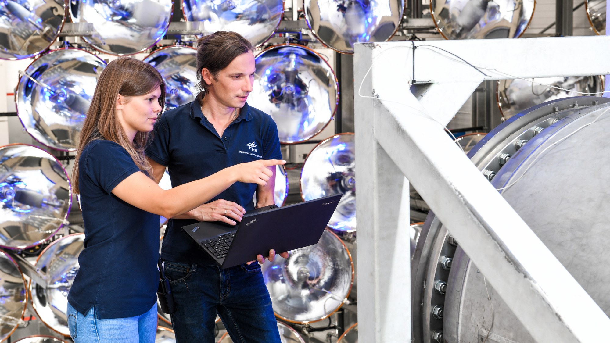Forschende bei Analysen zu einem Reaktor im Synlight