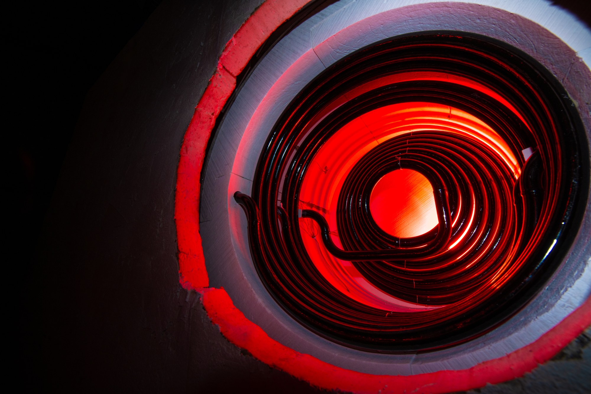 Der rot glühende SOL-Reaktor in Großaufnahme