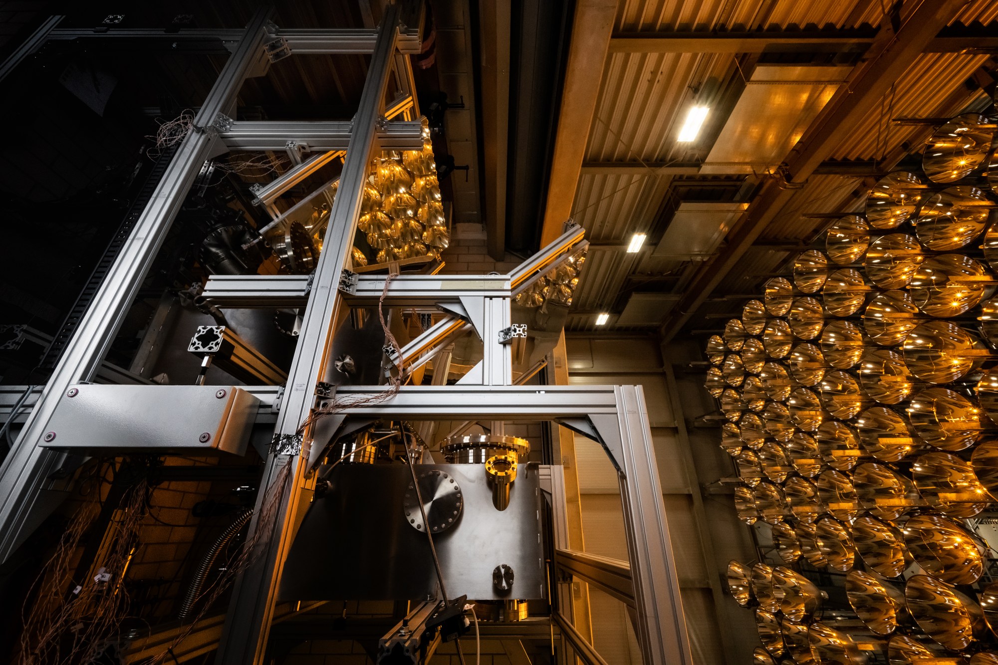 Die beiden HESTHY-Receiver sind zur Bestrahlung in einer der Versuchskammern des Synlight in Jülich aufgebaut.