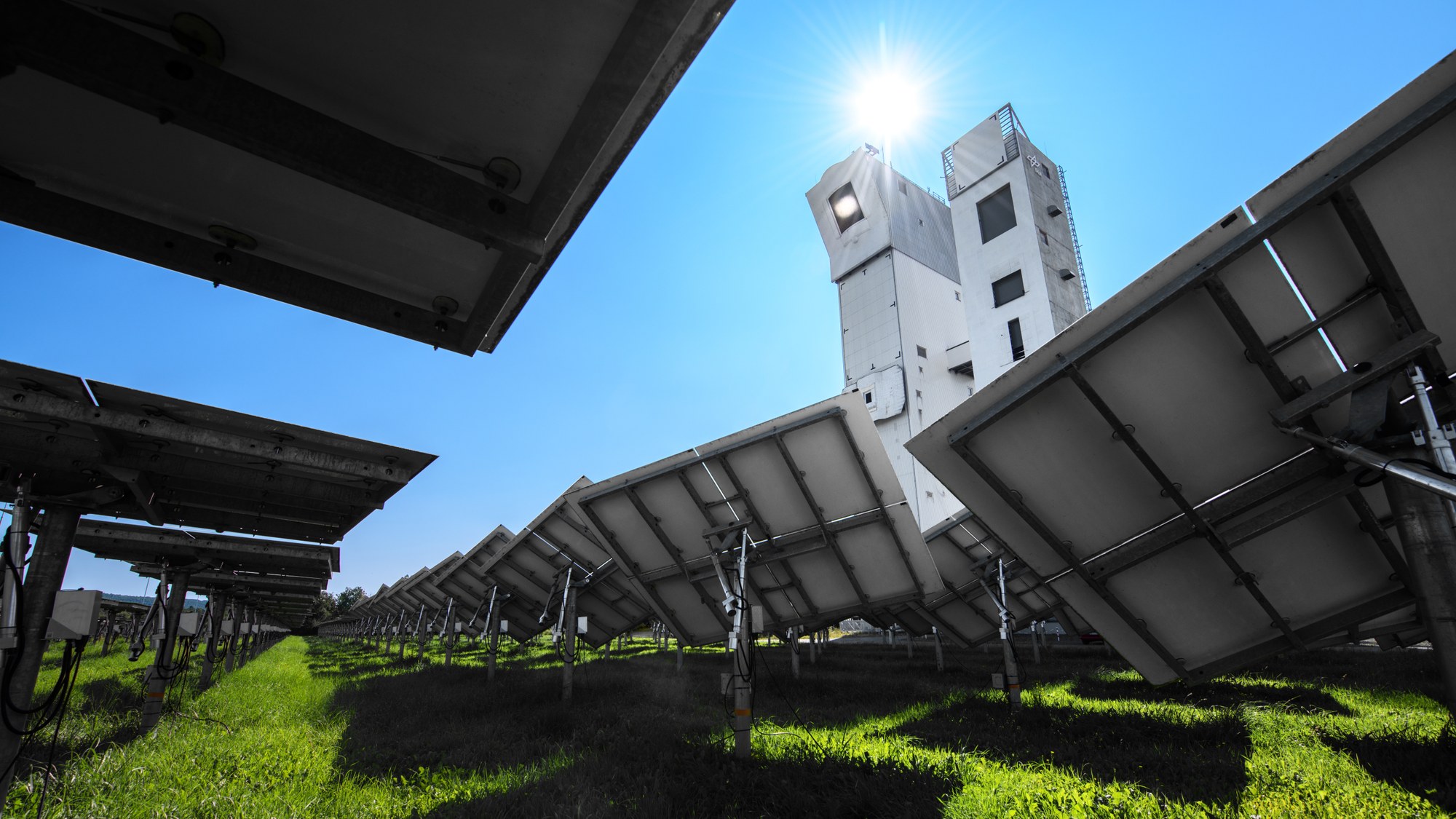 Die angestrahlten Jülicher Solartürme, fotografiert aus dem Heliostat-Feld.