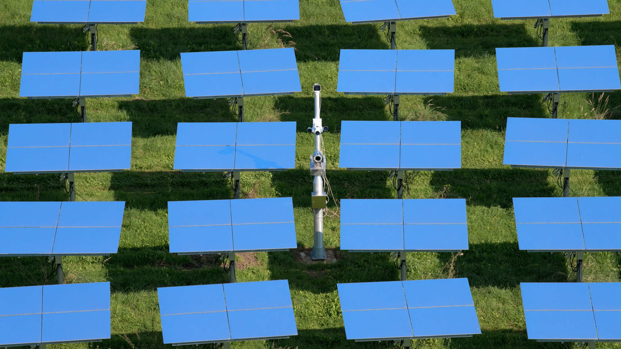 Ein Blick auf das Heliostat-Feld der Solartürme Jülich
