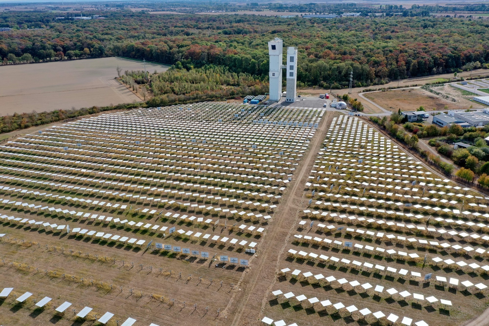 Eine Luftaufnahme der Solartürme Jülich mit vorgelagertem Heliostat-Feld