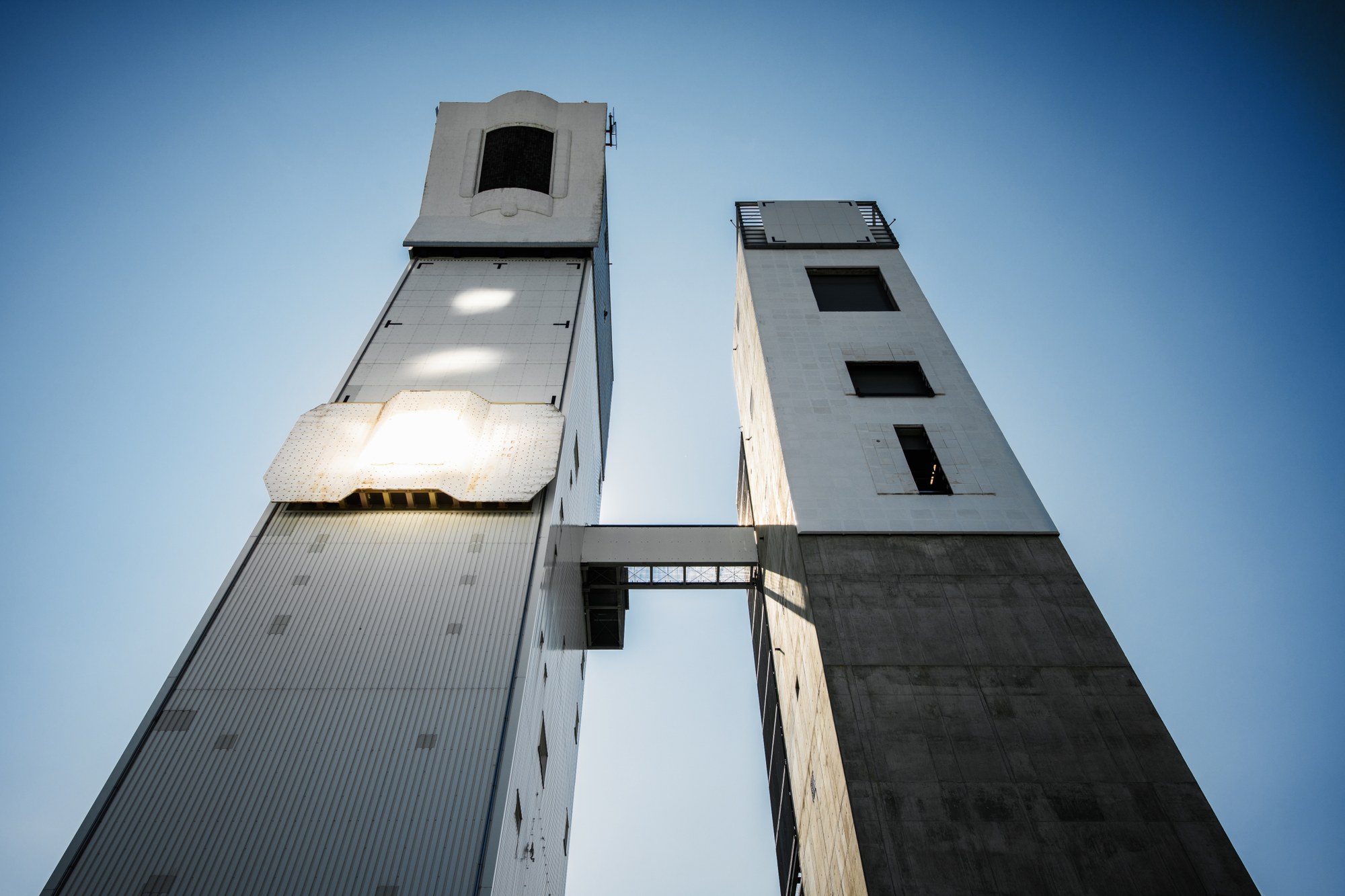 Ein frontaler Blick von unten auf die Solartürme Jülich