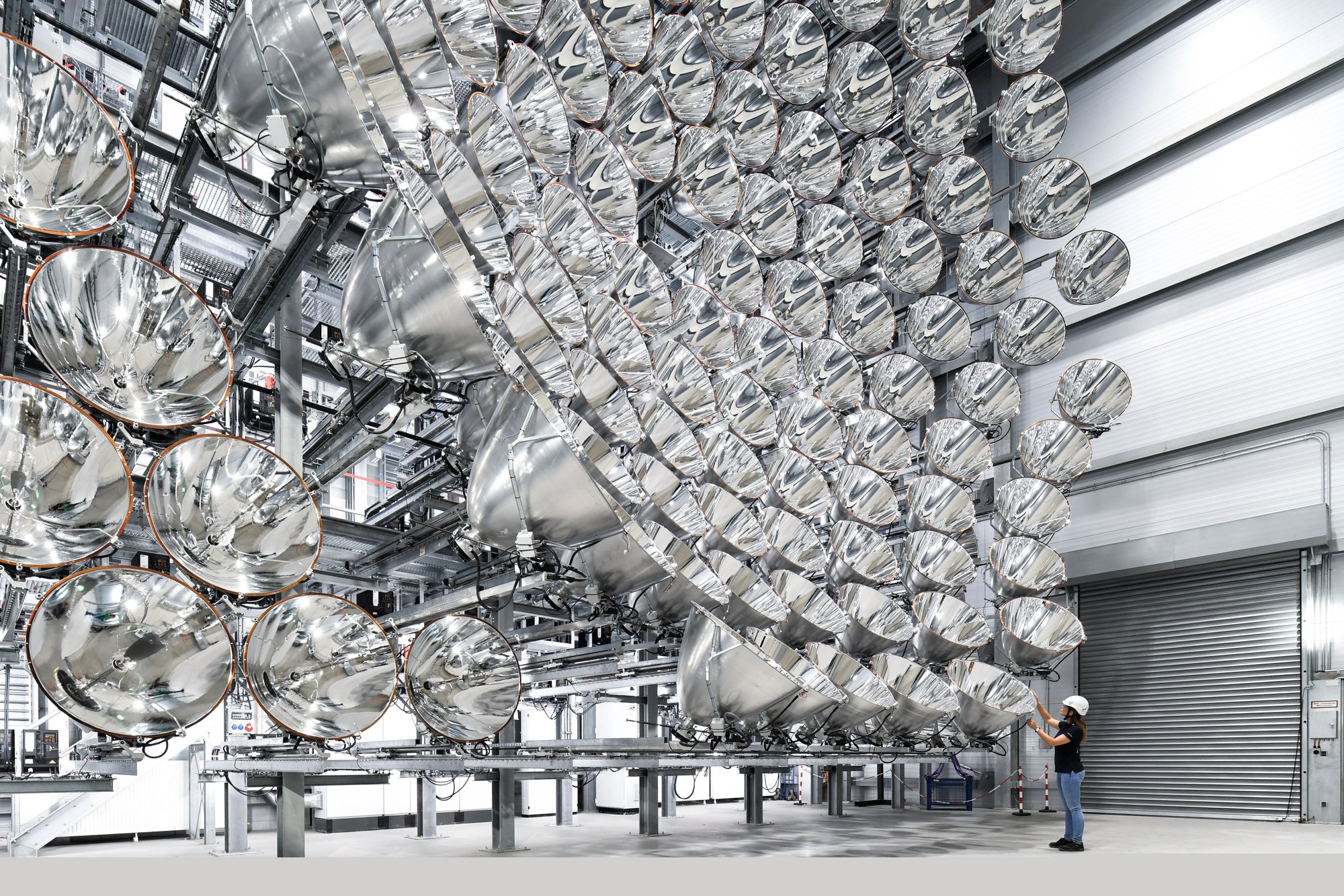 Eine Forscherin steht im Synlight vor der Wand mit 149 Hochleistungsstrahlern.