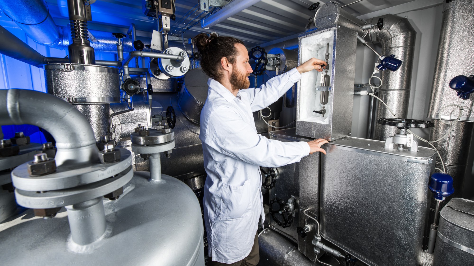 Ein Wissenschaftler des Instituts bereitet bei kalter Anlage die Entnahme einer Wärmeträgerprobe vor.