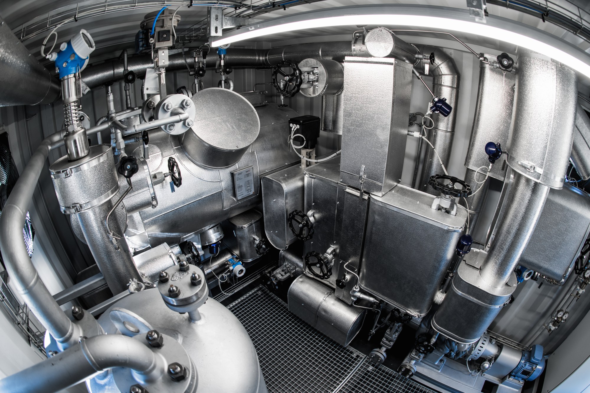 Einblick in den mobilen Pumpen- und Wärmeträgerteststand MOPUW beim DLR in Köln-Porz.