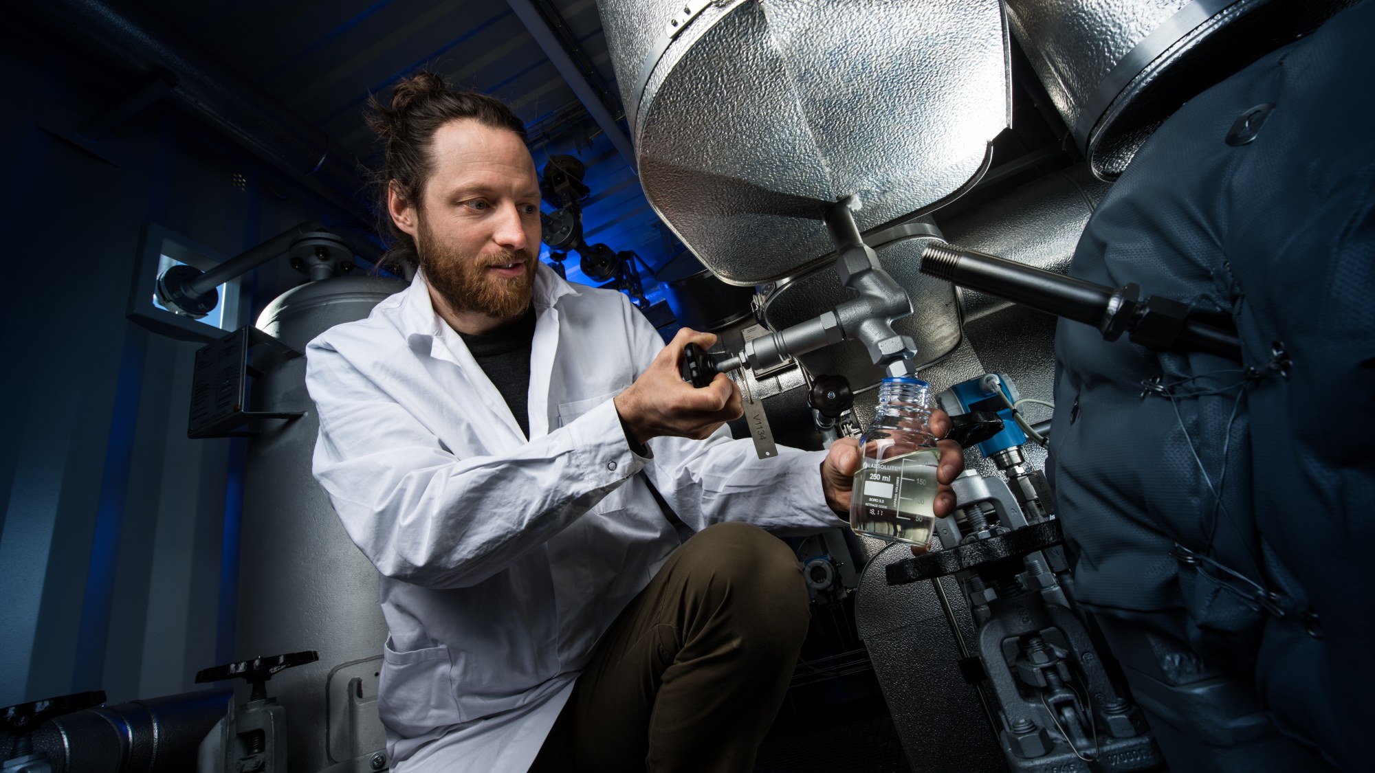 Ein Wissenschaftler des Instituts untersucht die thermische Beständigkeit neuer Wärmeträgerfluide.