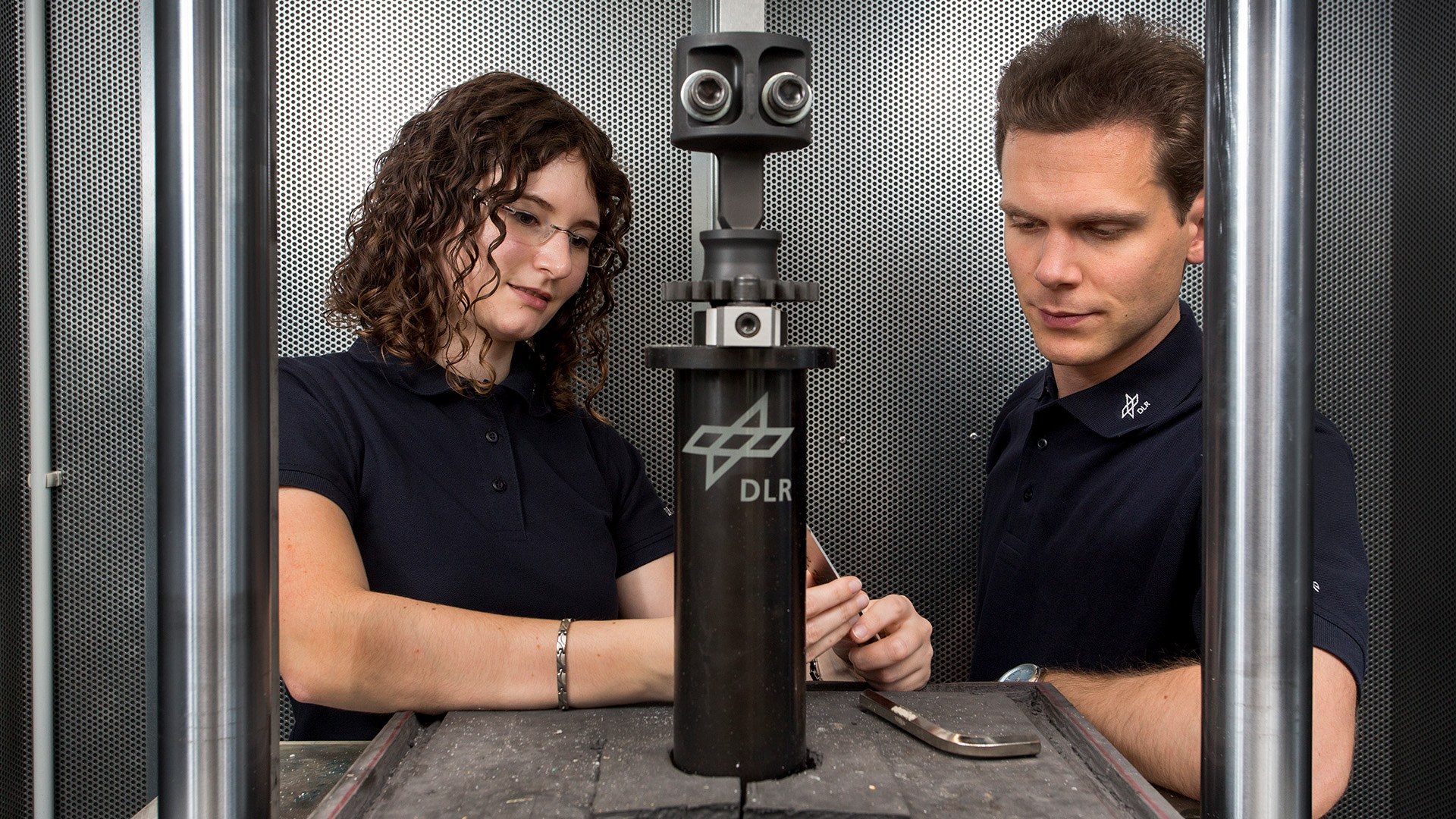 Zwei Personen an einem Prüfstand
