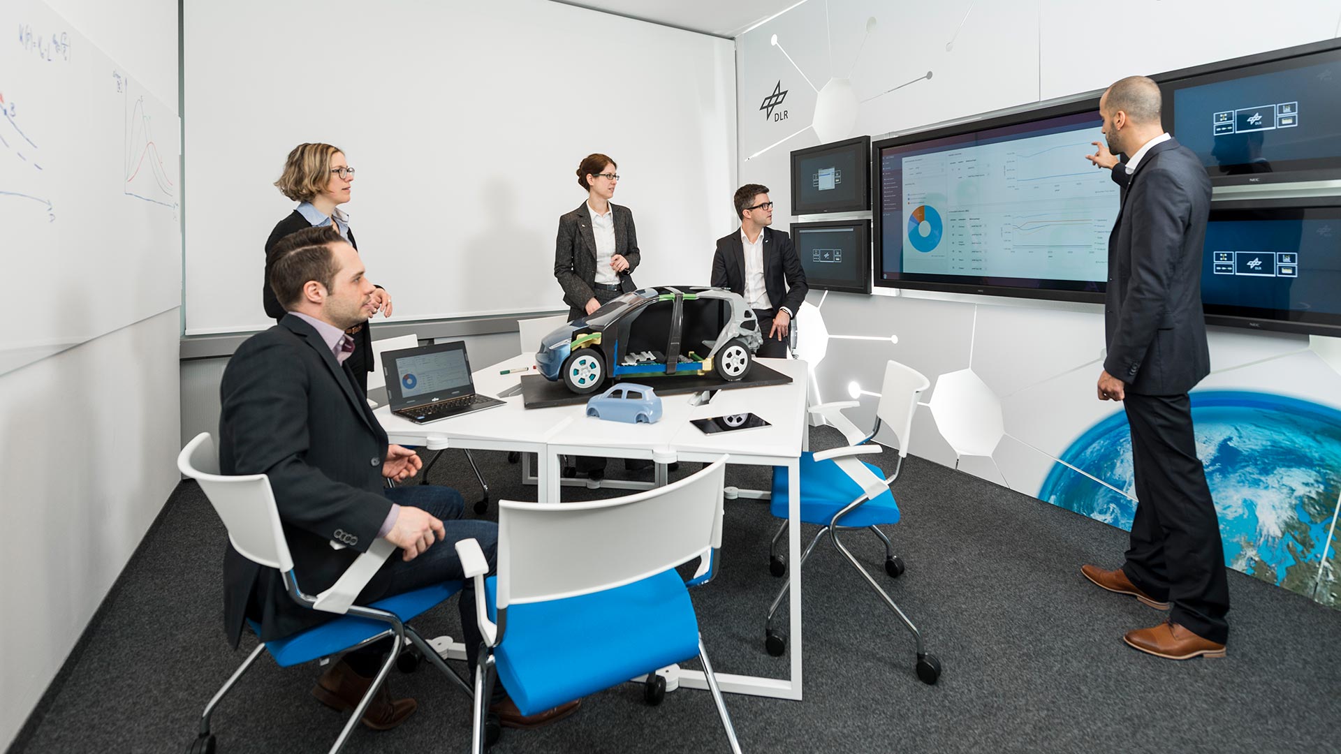 Personen während eines Meetings im Scenario Lab