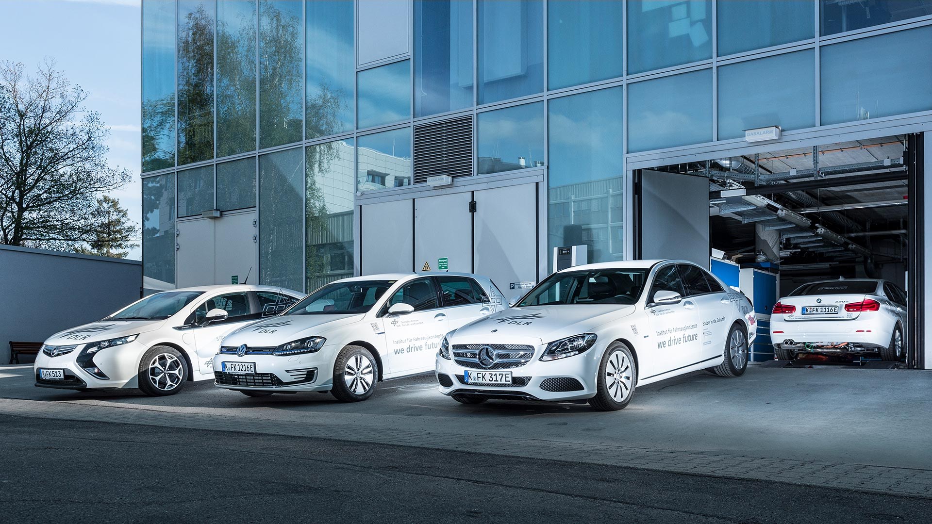 Mehrere Fahrzeuge vor dem Gebäude