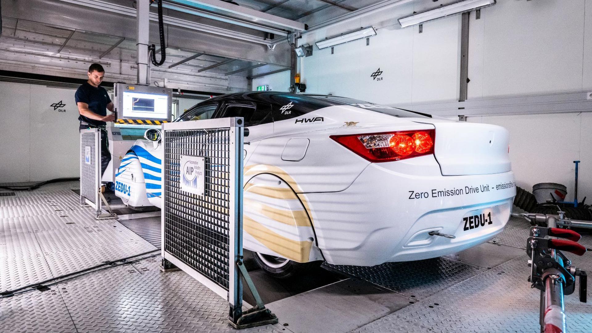 Fahrzeug ZEDU auf dem Klimatisierbarer Allrad-Rollenprüfstand