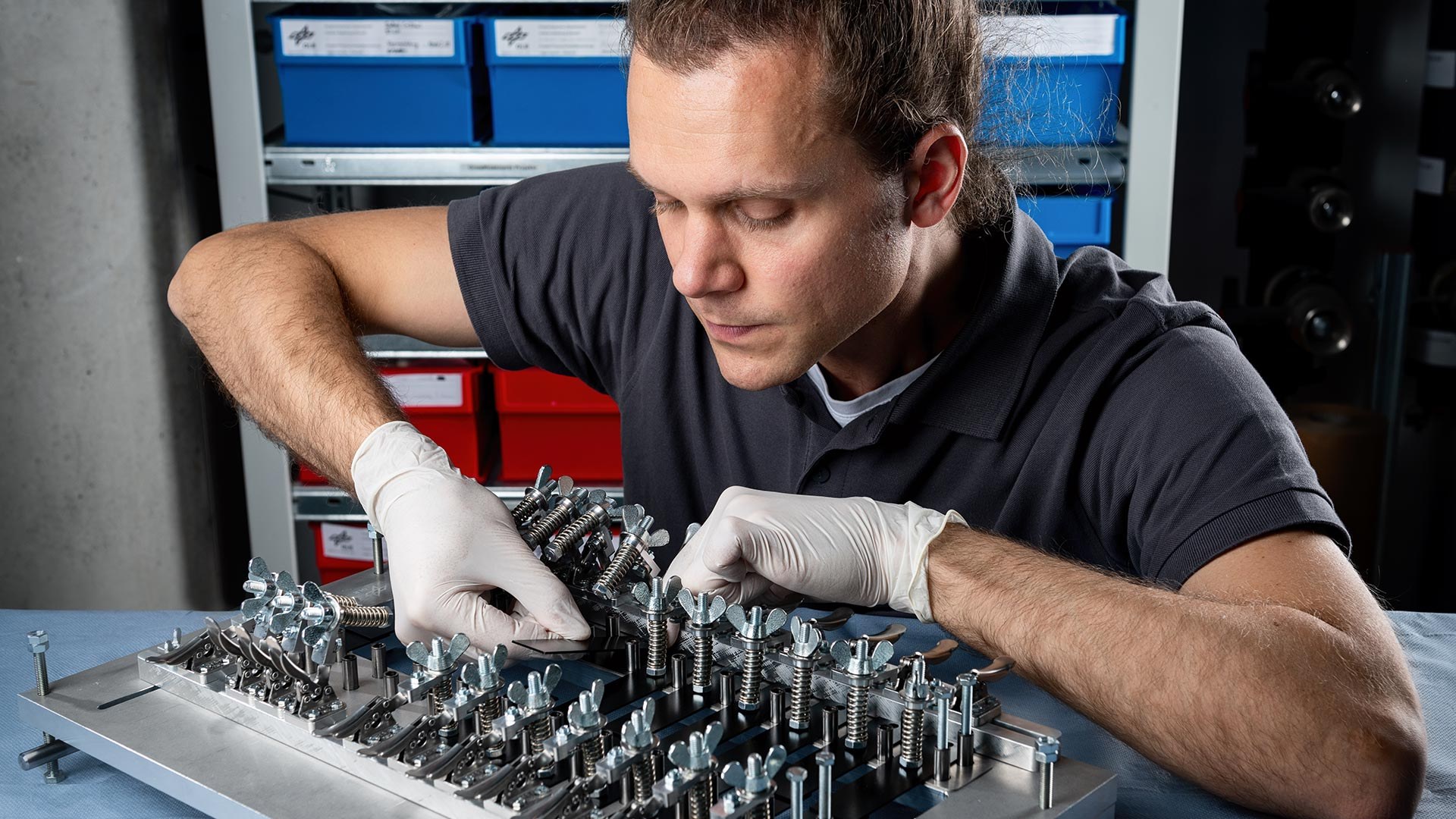 Mann fügt Werkstoffe aneinander