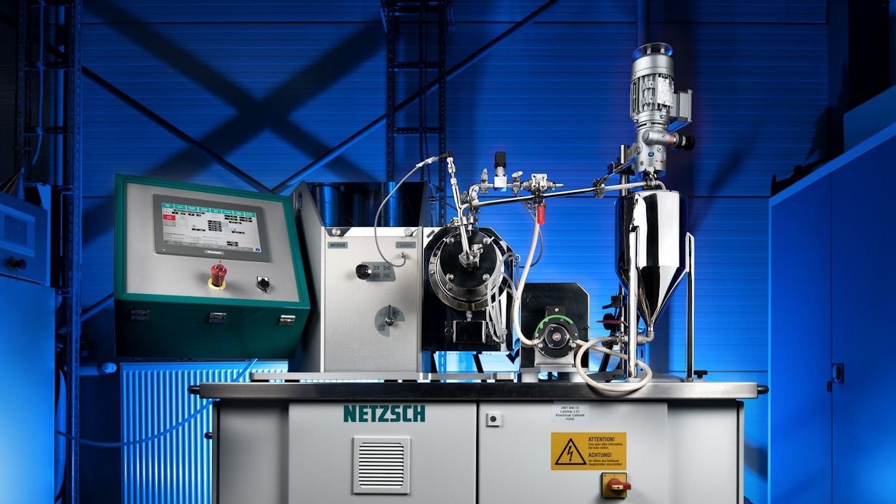 Die Rührwerkskugelmühle wird für die Entwicklung von keramischen Schlickern für hochtemperaturstabile und schadenstolerante oxidkeramische Faserverbundwerkstoffe (oxCMC) eingesetzt