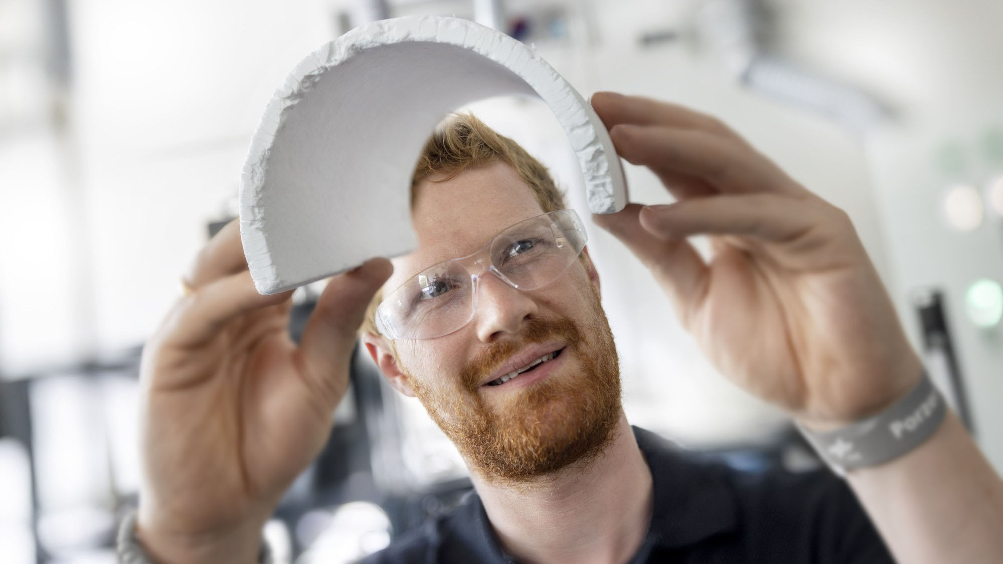Mitarbeiter mit einer Aerogel-Halbschale in den Händen.