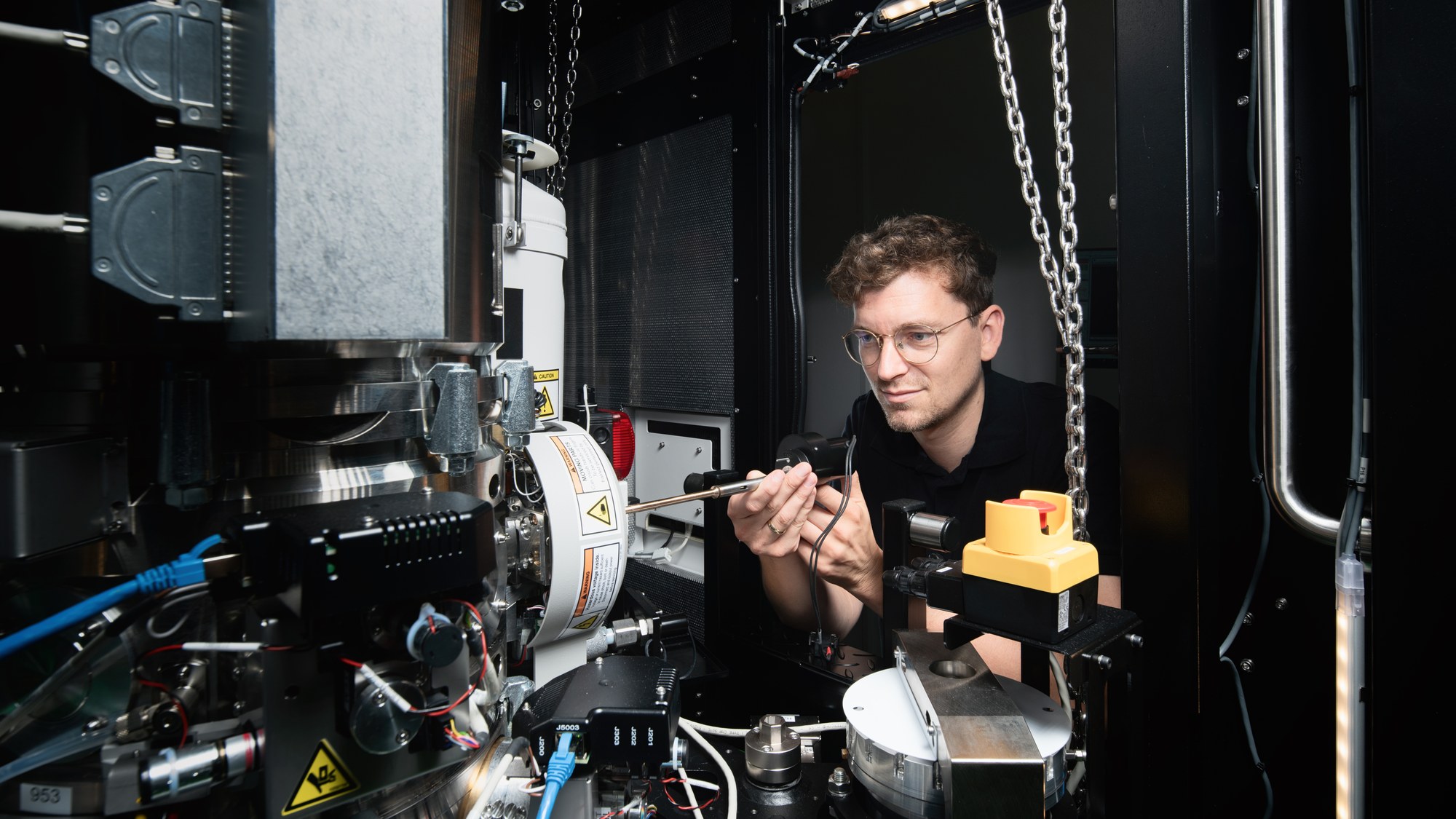 Mitarbeiter bei der Probenentnahme am Transmissionselektronenmikroskop