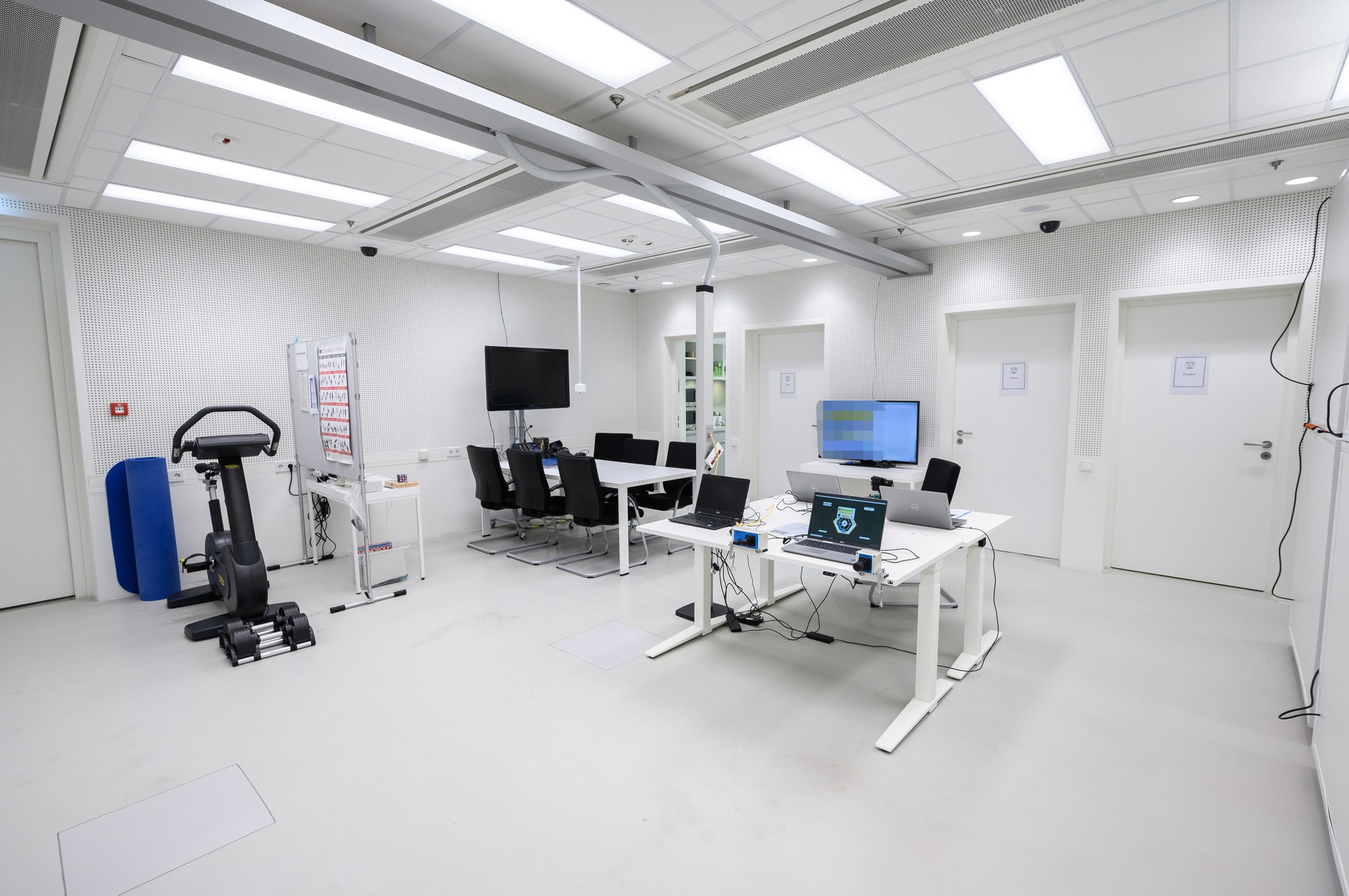 Arbeits- und Fitnessalltag auf engstem Raum im envihab des DLR