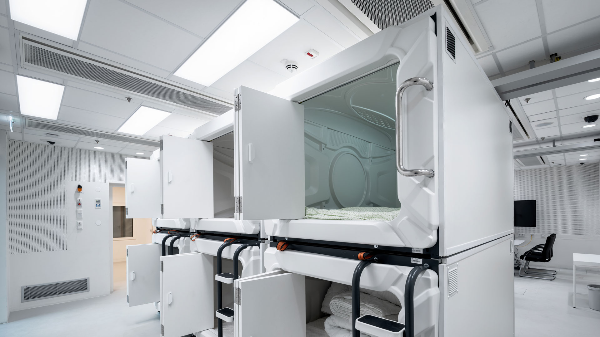 Arbeits- und Fitnessalltag auf engstem Raum im envihab des DLR