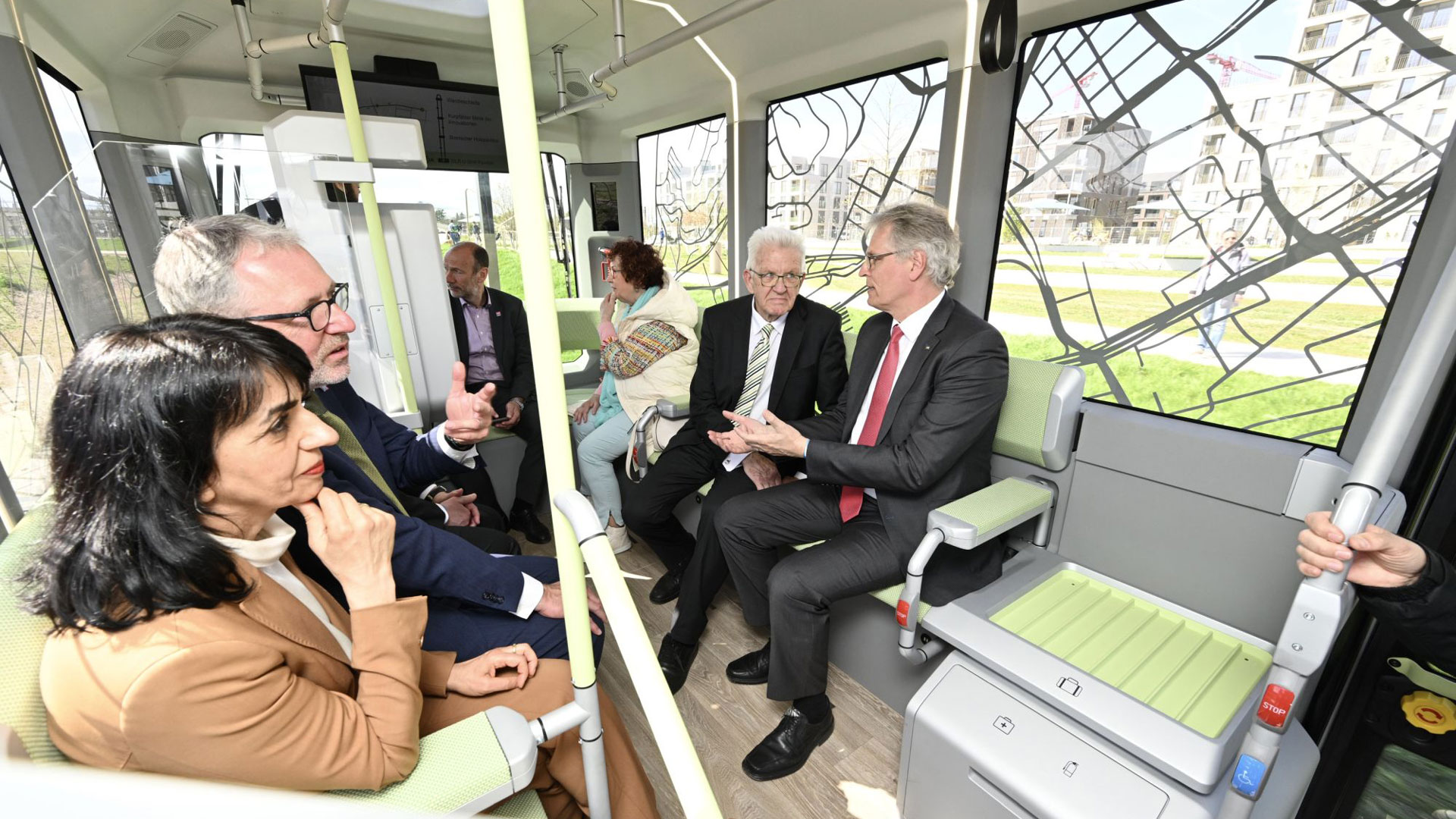Winfried Kretschmann, Ministerpräsident von Baden-Württemberg, Prof. Karsten Lemmer (DLR) und weitere Passagiere im U-Shift auf der Bundesgartenschau 2023