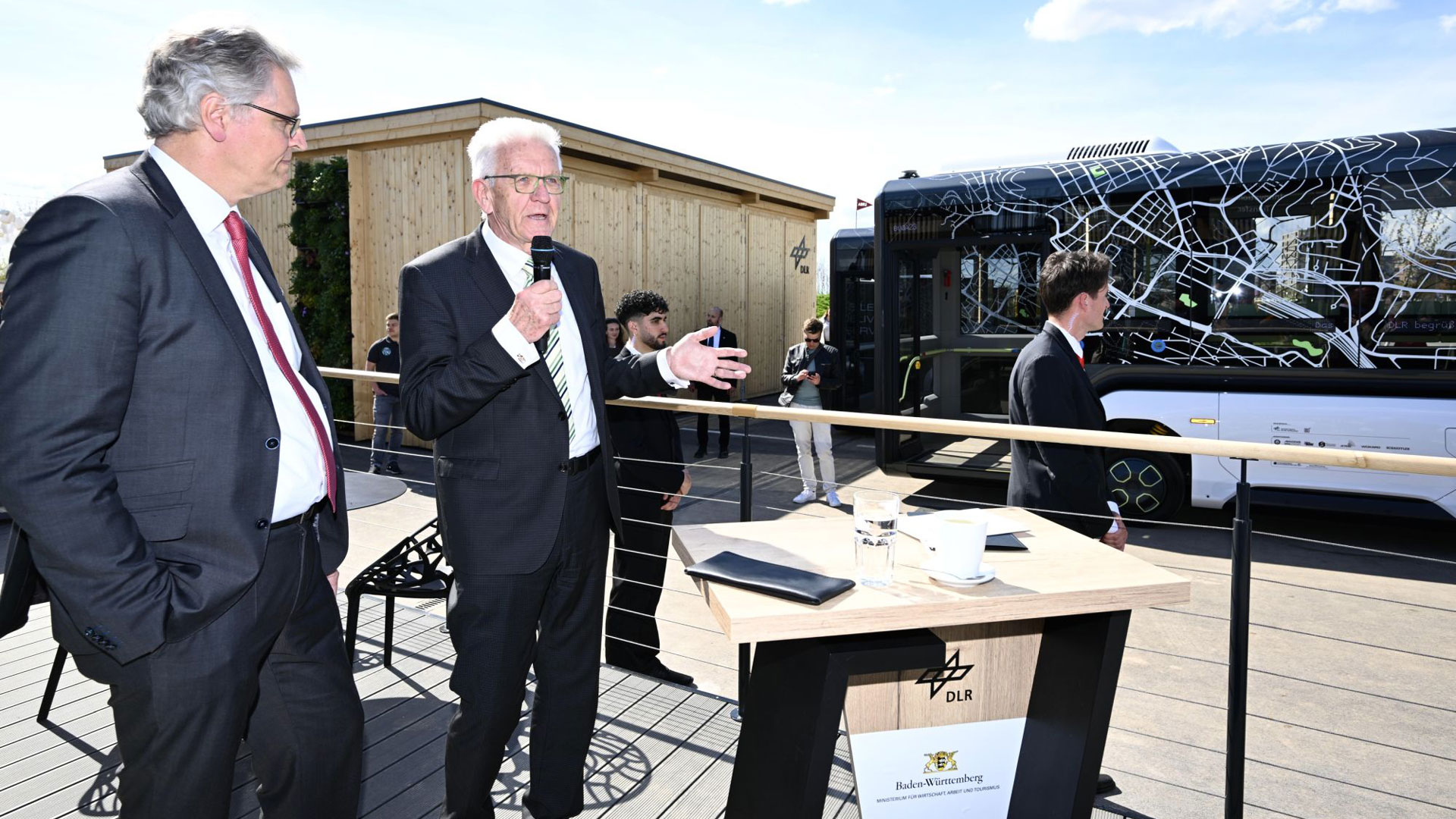 Winfried Kretschmann, Ministerpräsident des Landes Baden-Württemberg und Prof. Karsten Lemmer, Mitglied des DLR-Vorstands zu Besuch im DLR-Pavillon auf der Bundesgartenschau 2023