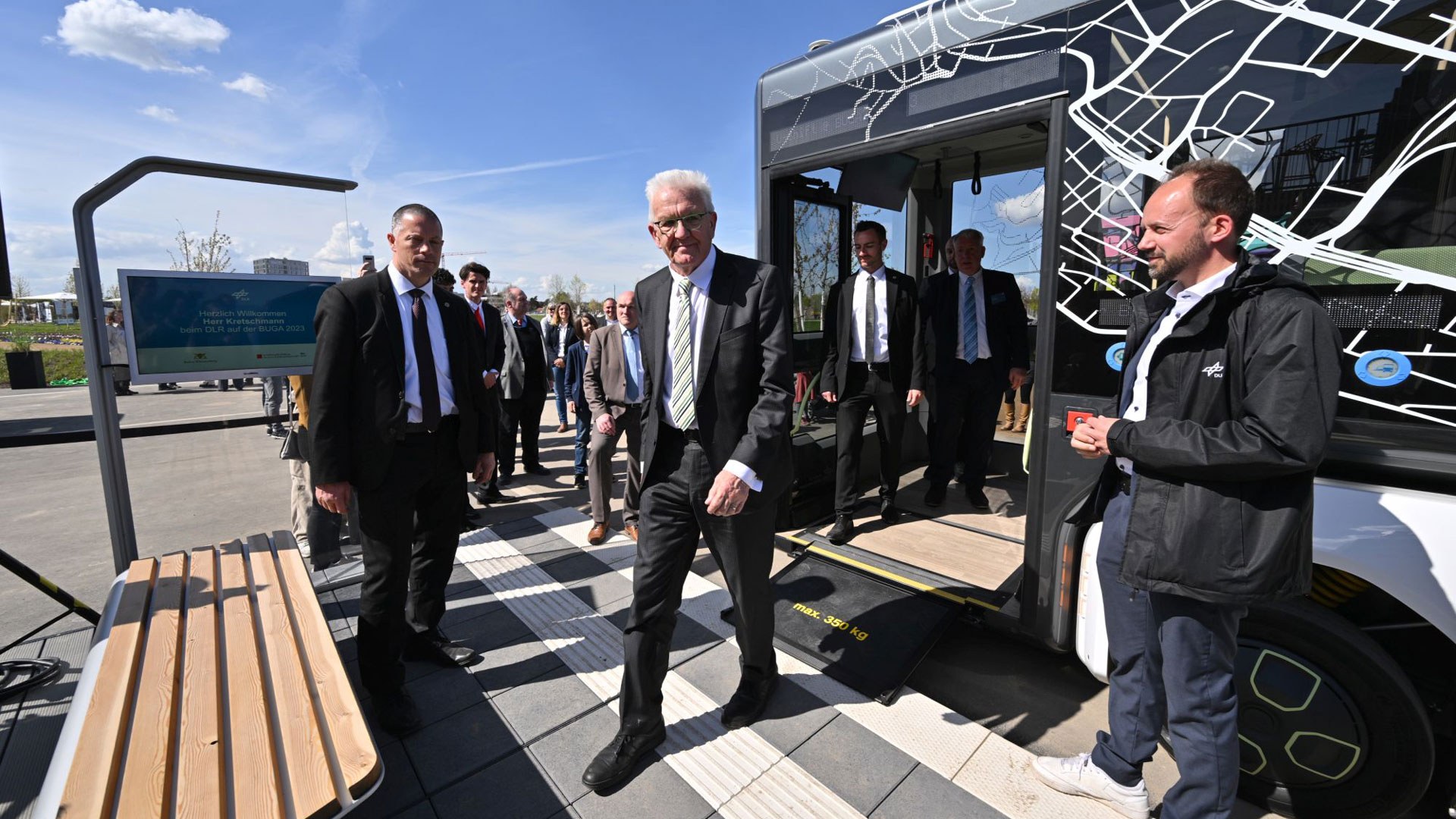 Ministerpräsident Winfried Kretschmann steigt aus der U-Shift Kabine aus.