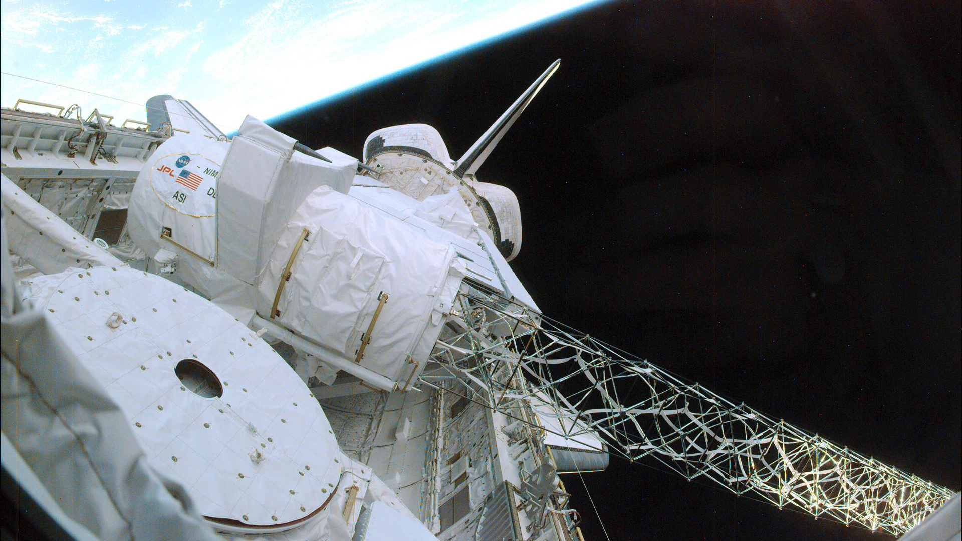 Ladebucht des Space Shuttle mit SRTM-Hardware