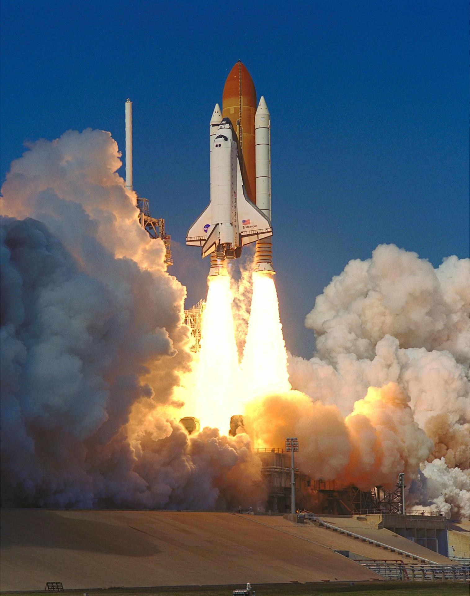 Start der SRTM-Mission auf Space Shuttle Endeavour
