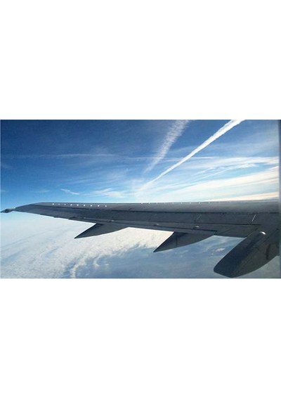 Kondensstreifen-Zirren treten häufig in Reiseflughöhe auf, zwischen acht und dreizehn Kilometern Höhe