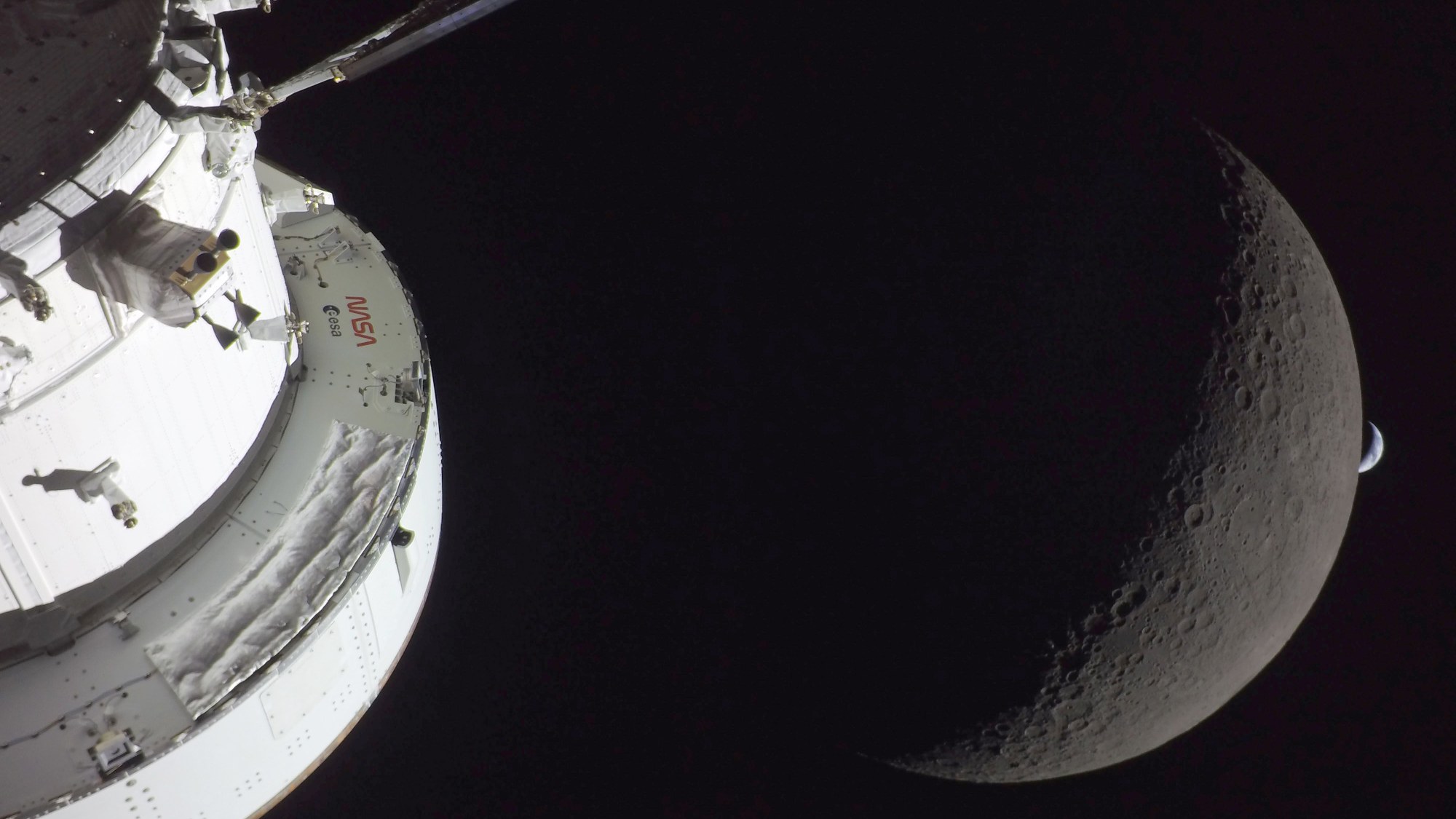 Mond und Erde vom Orion-Raumschiff aus gesehen