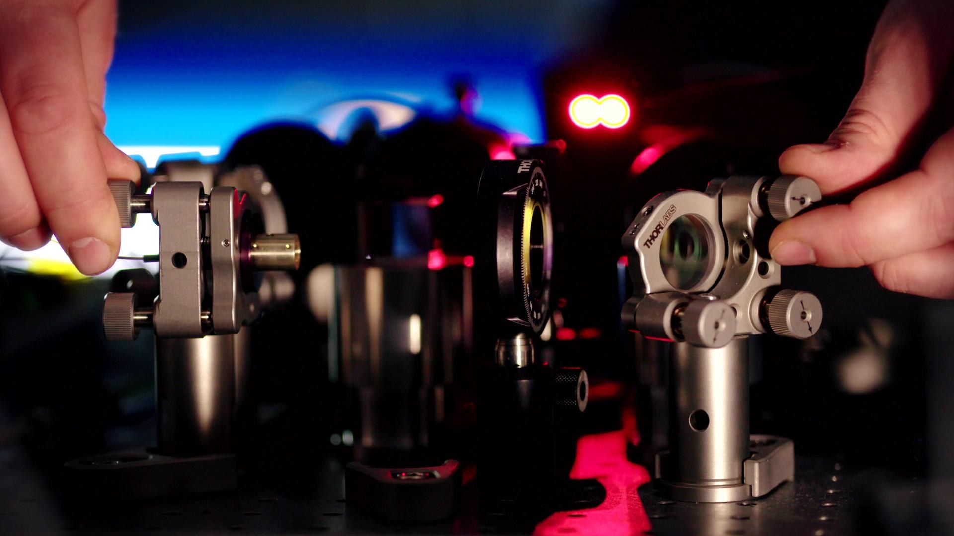 Experimentalaufbau eines Lasers im labor