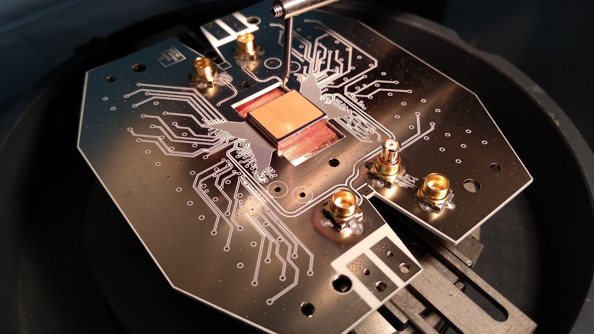 Mikrochip mit Ionenfalle als Rechenbasis für Quantencomputer