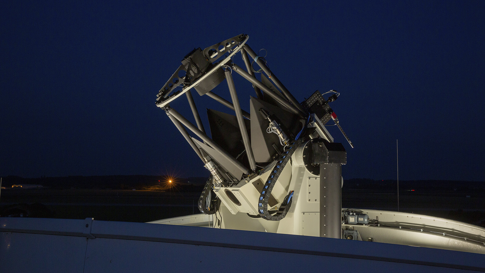 Optisches Teleskop für die Datenübertragung per Satellit mit Lasern