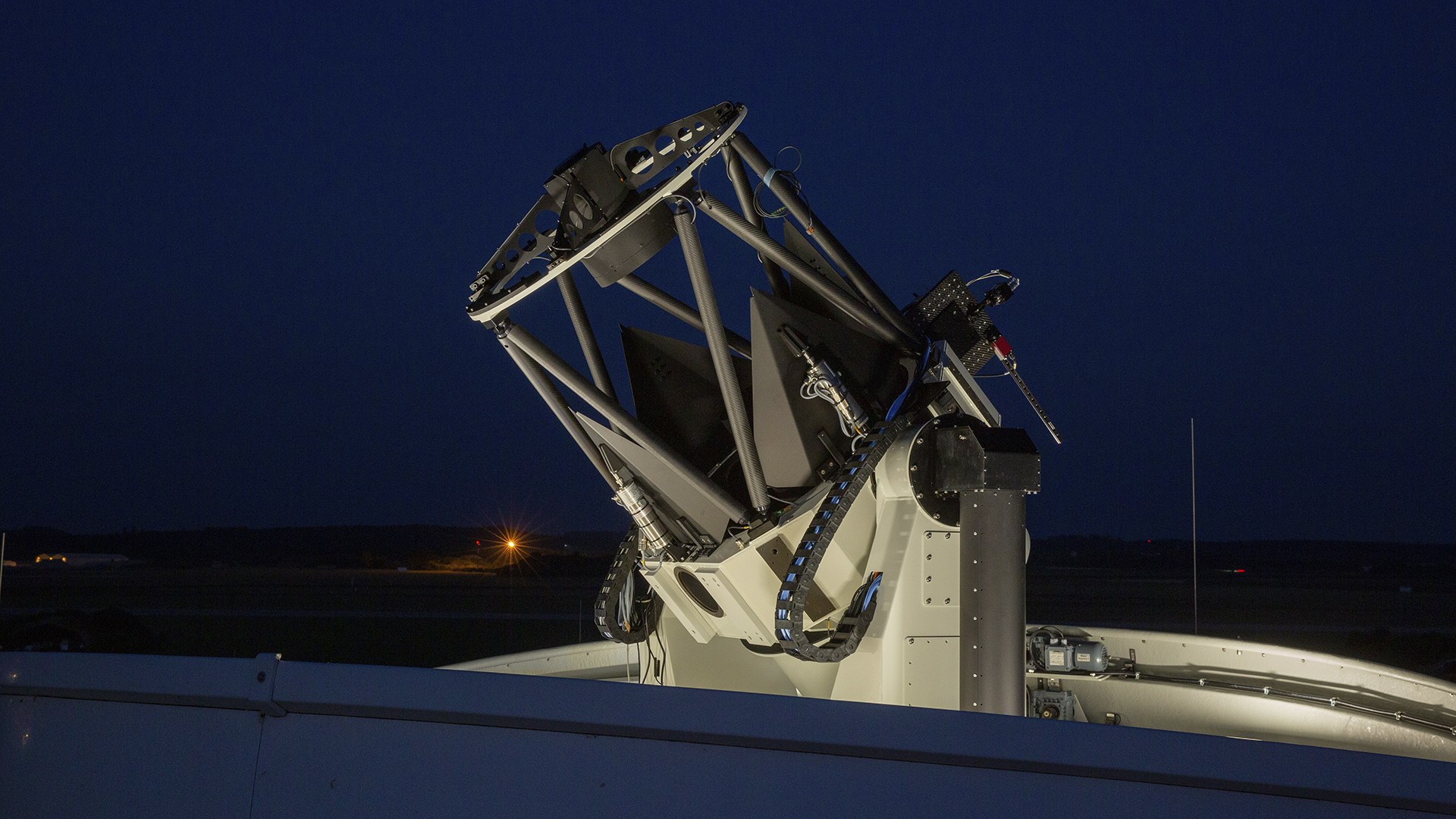 Optisches Teleskop für die Datenübertragung per Satellit mit Lasern