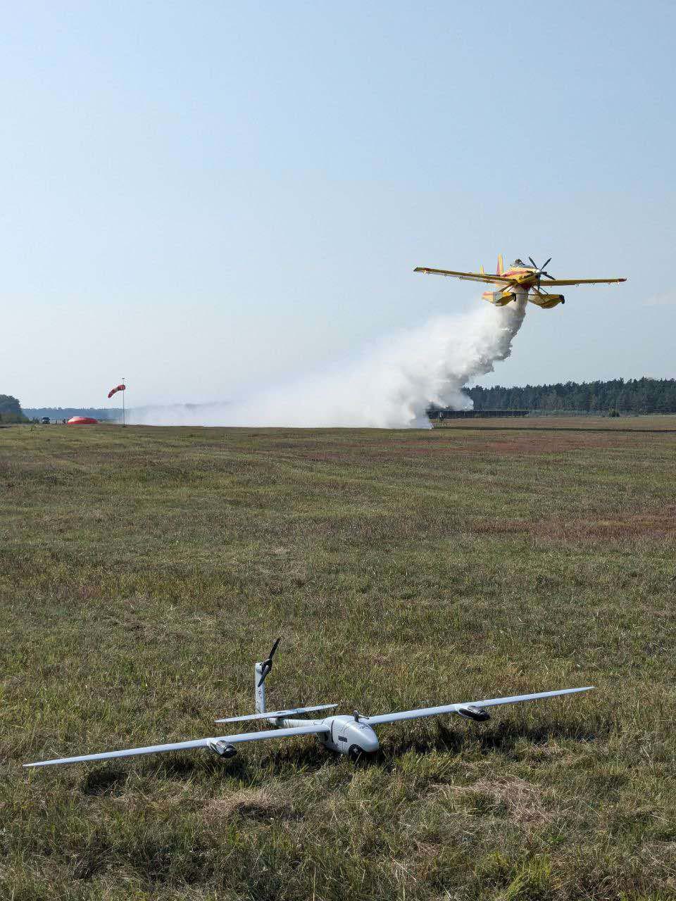 Ein Löschflugzeug überfliegt den Vegetationsbrand.