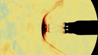 Modell einer wiederverwendbaren Raketenstufe mit drei aktiven Triebwerken beim Wiedereintritt in die Erdatmosphäre mit siebenfacher Schallgeschwindigkeit im Hyperschall Windkanal in Köln