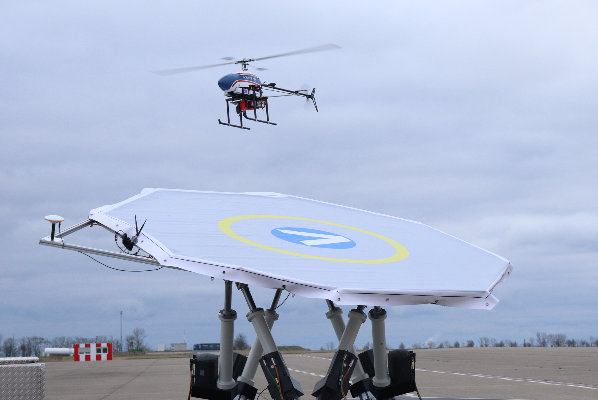 Bildbasierte (RGB und IR) Erkennung und Lageabschätzung einer sich bewegenden Landeplattform.