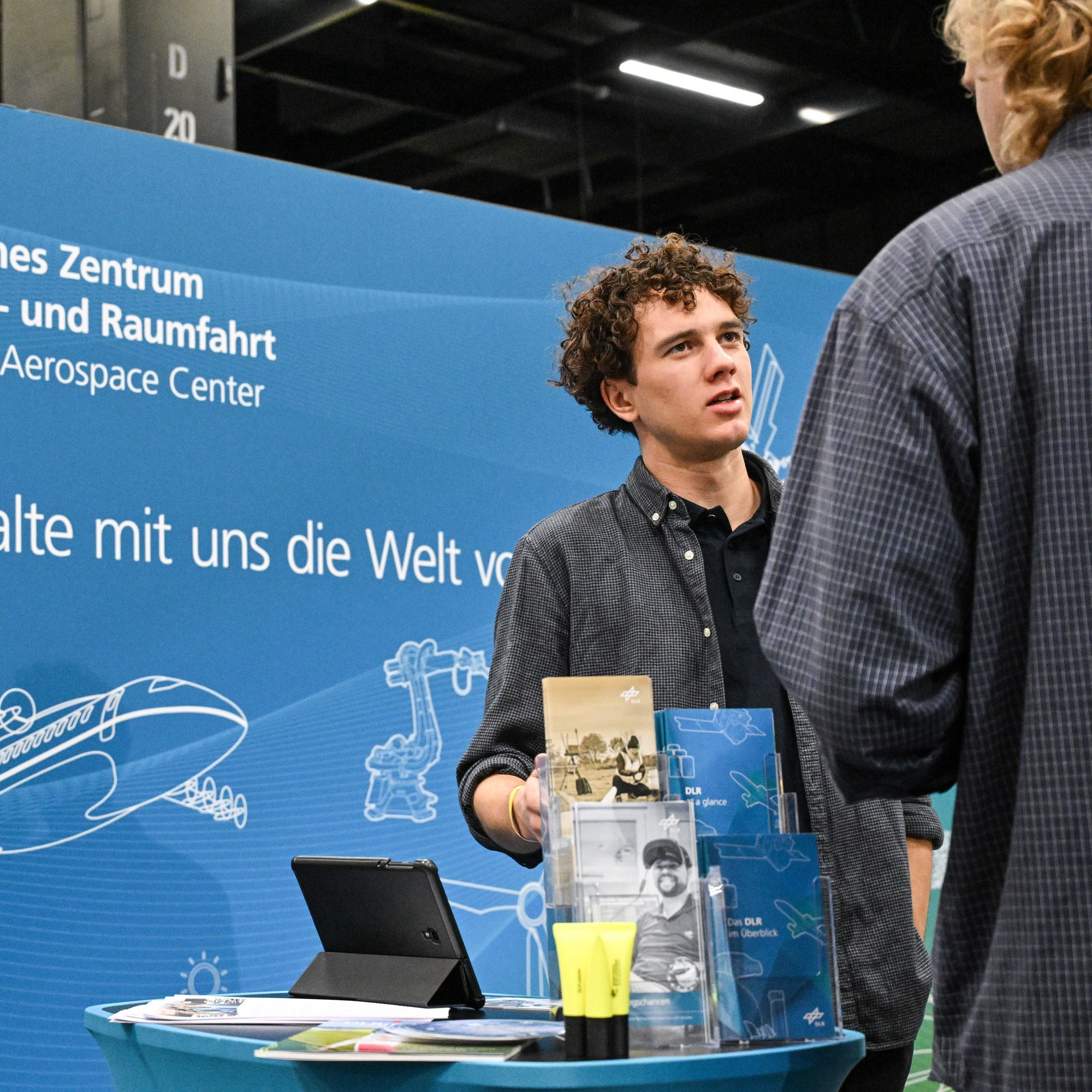 DLR-Mitarbeiter im Gespräch mit Interessierten am DLR-Stand